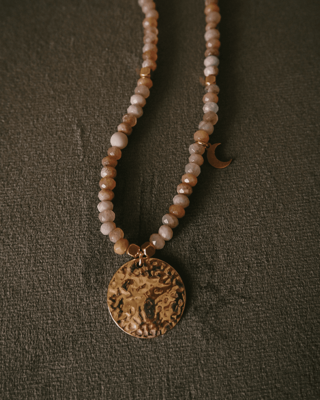 Naszyjnik z młotkowaną monetą