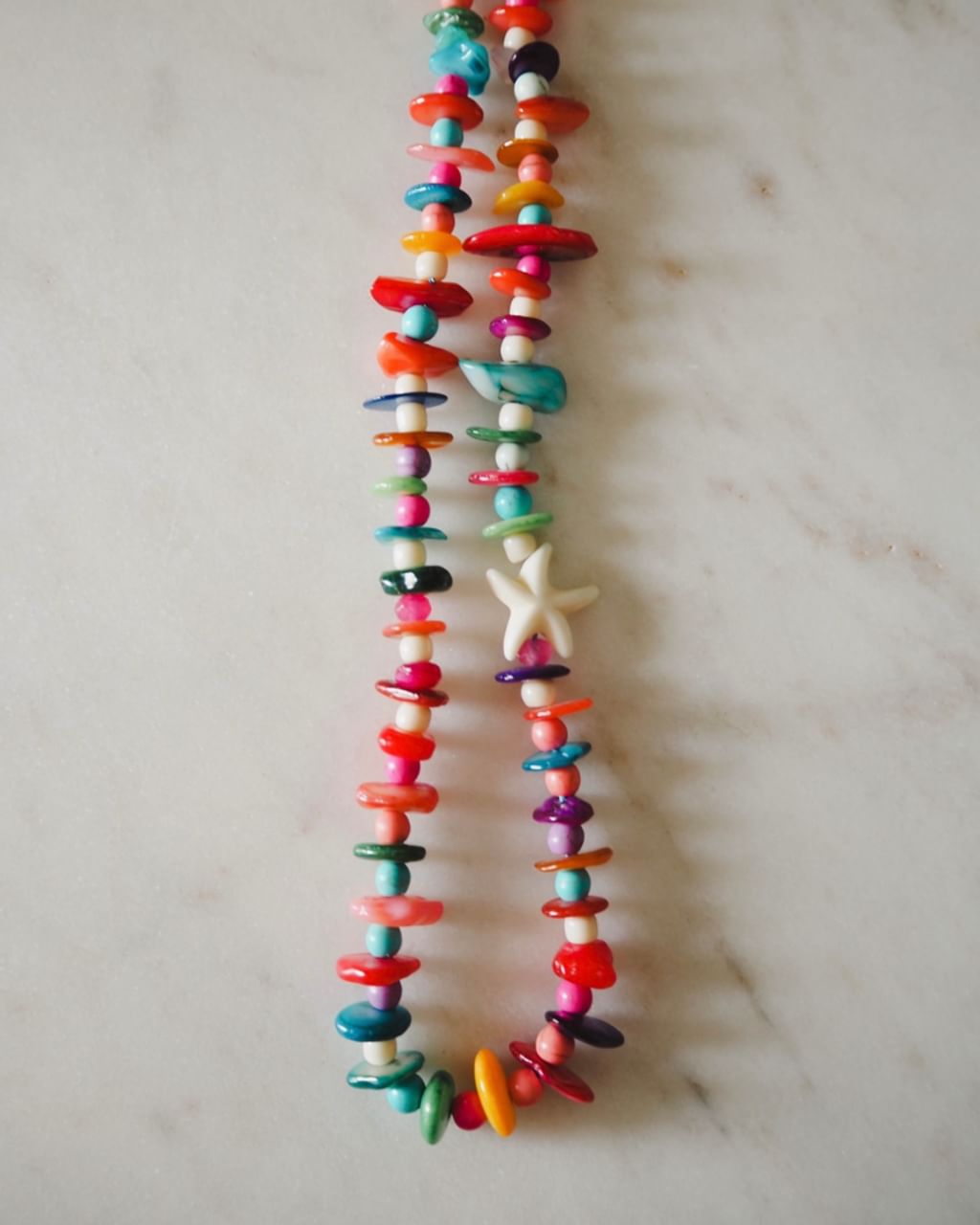 Nieregularny naszyjnik z muszli z rozgwiazdą