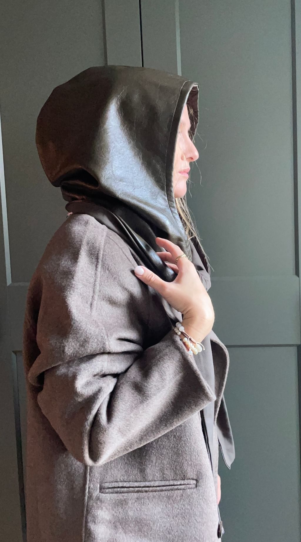 Kaptur wiązany z ekoskóry, khaki