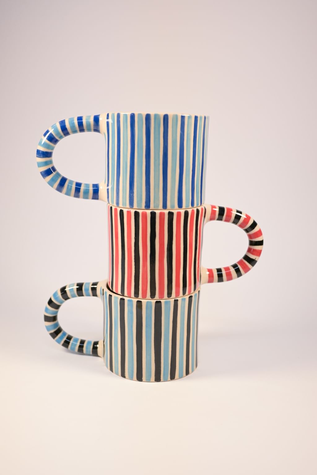 Kubek w czarno czerwone paski