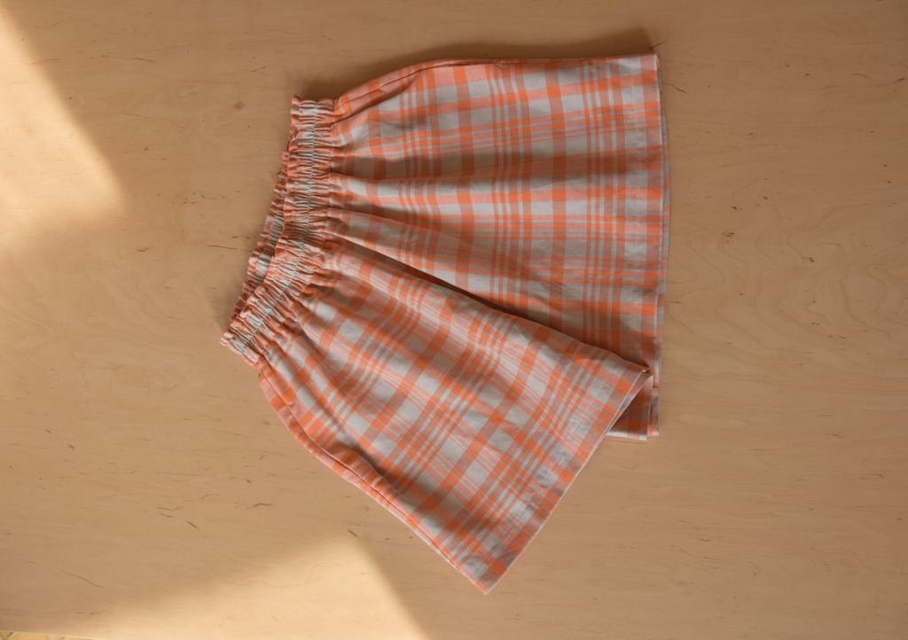 Upcycled - Krótkie spodenki z tkaniny vintage w pomarańczową kratę