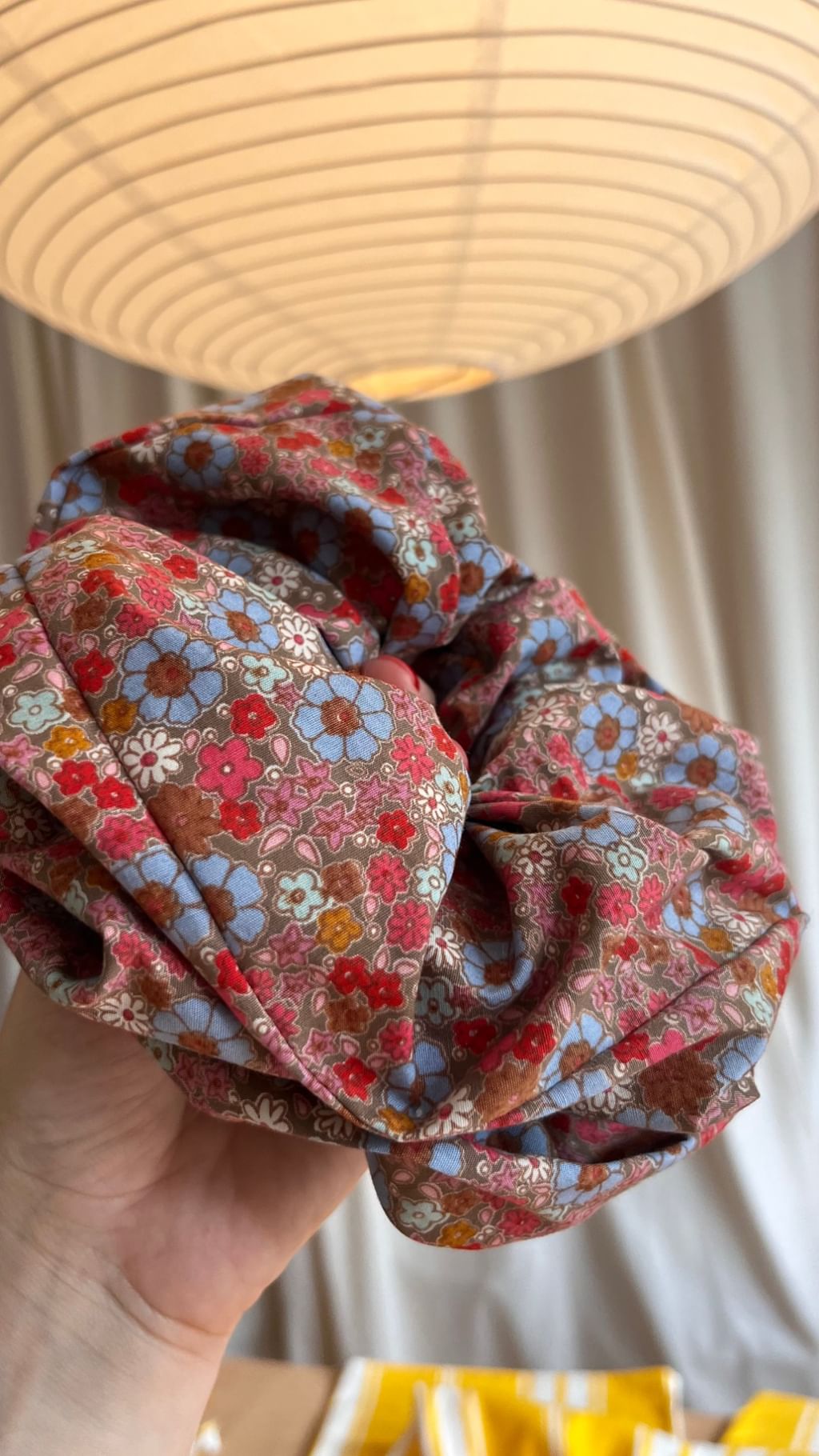 Duża scrunchie z tkaniny vintage kwiatki różowo niebieskie