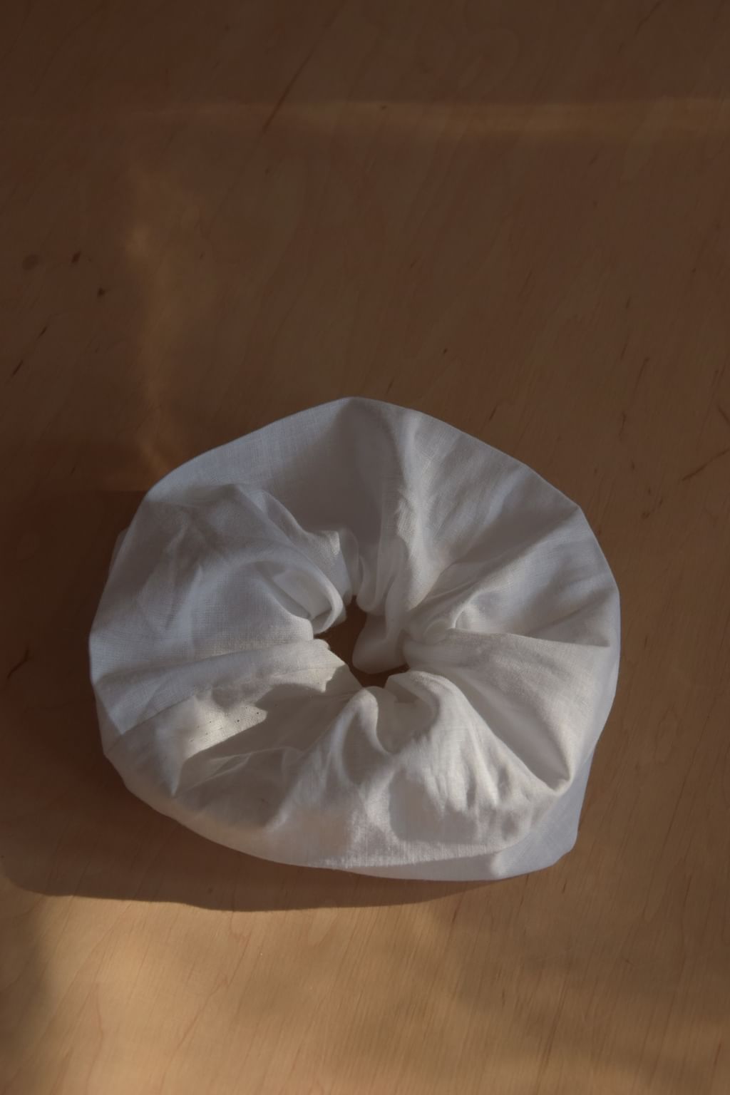 Duża scrunchie z tkaniny vintage biała.
