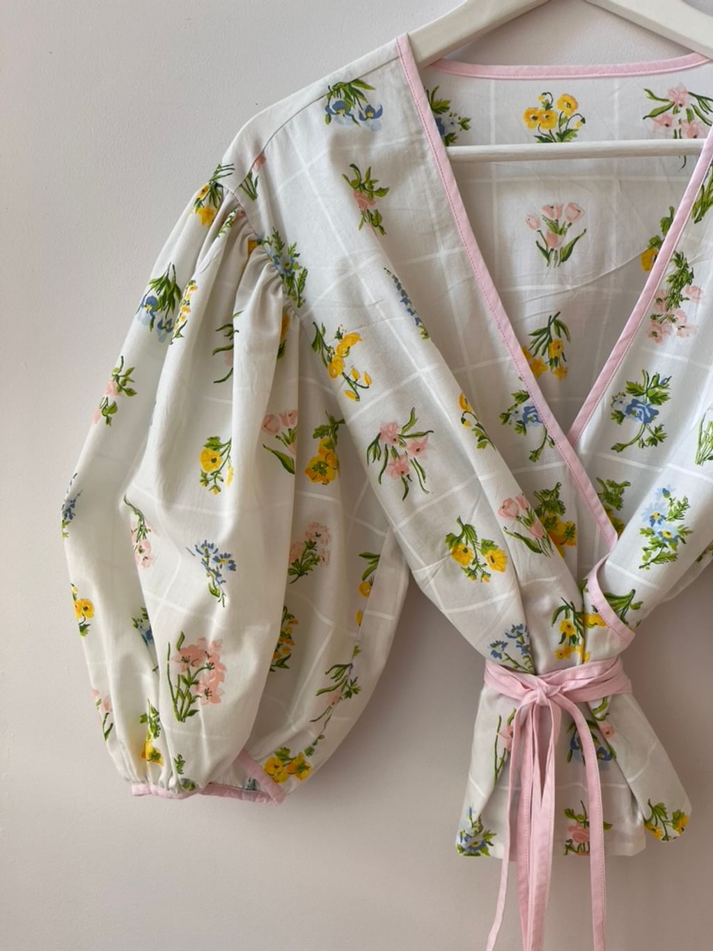 Upcycled - Bluzka z bufiastymi rękawami z tkaniny pościelowej różowa lamówka