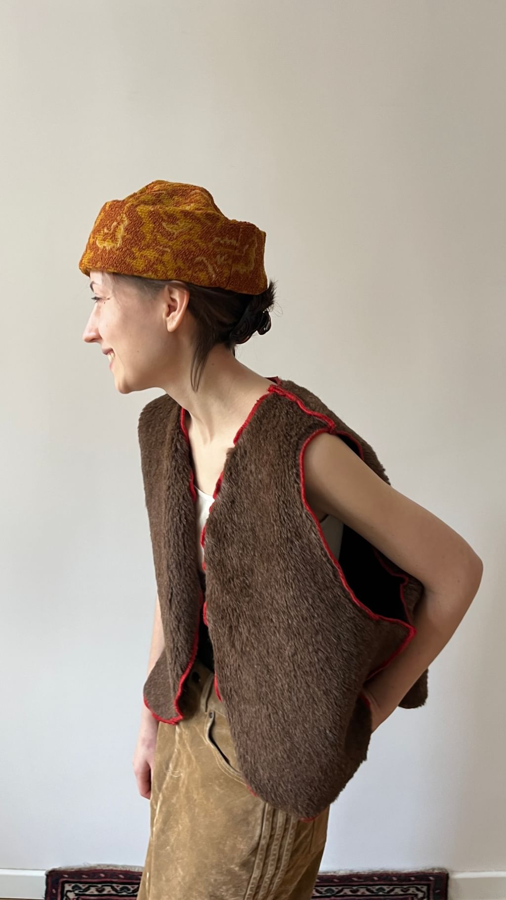 Kamizelka z welny lamy i alpaki z czerwoną kontrastową lamówką