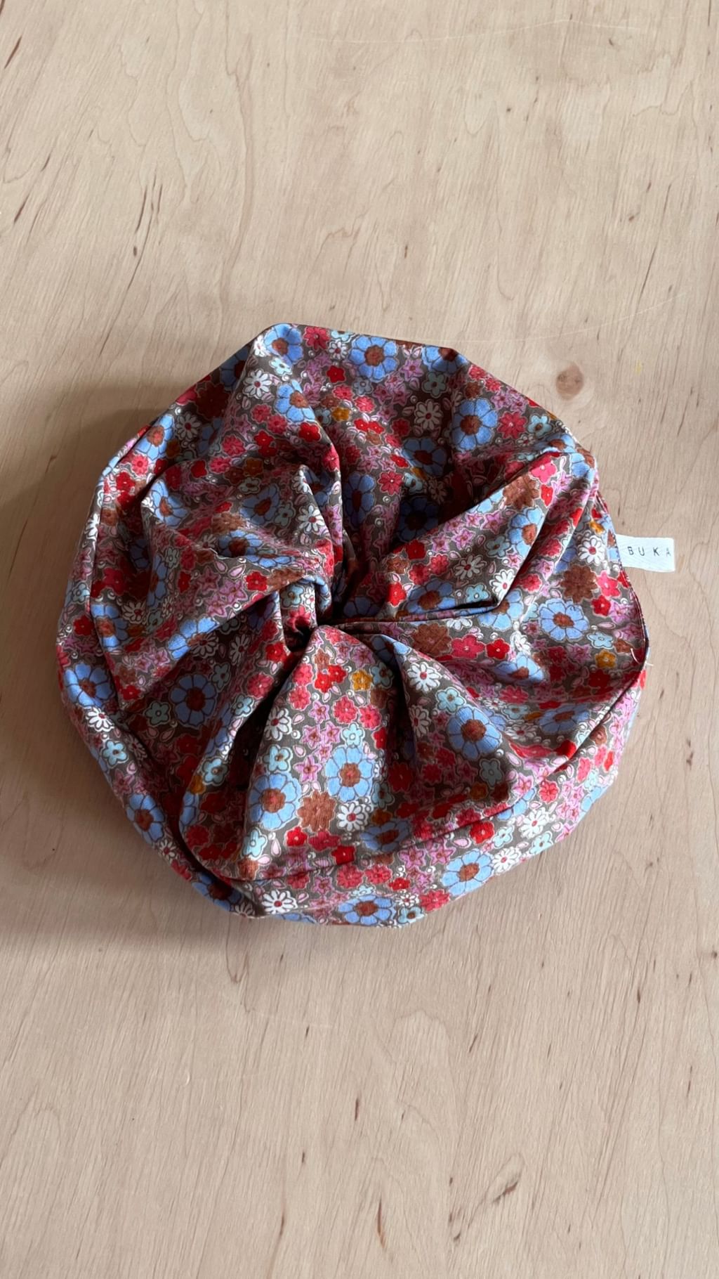 Duża scrunchie z tkaniny vintage kwiatki różowo niebieskie