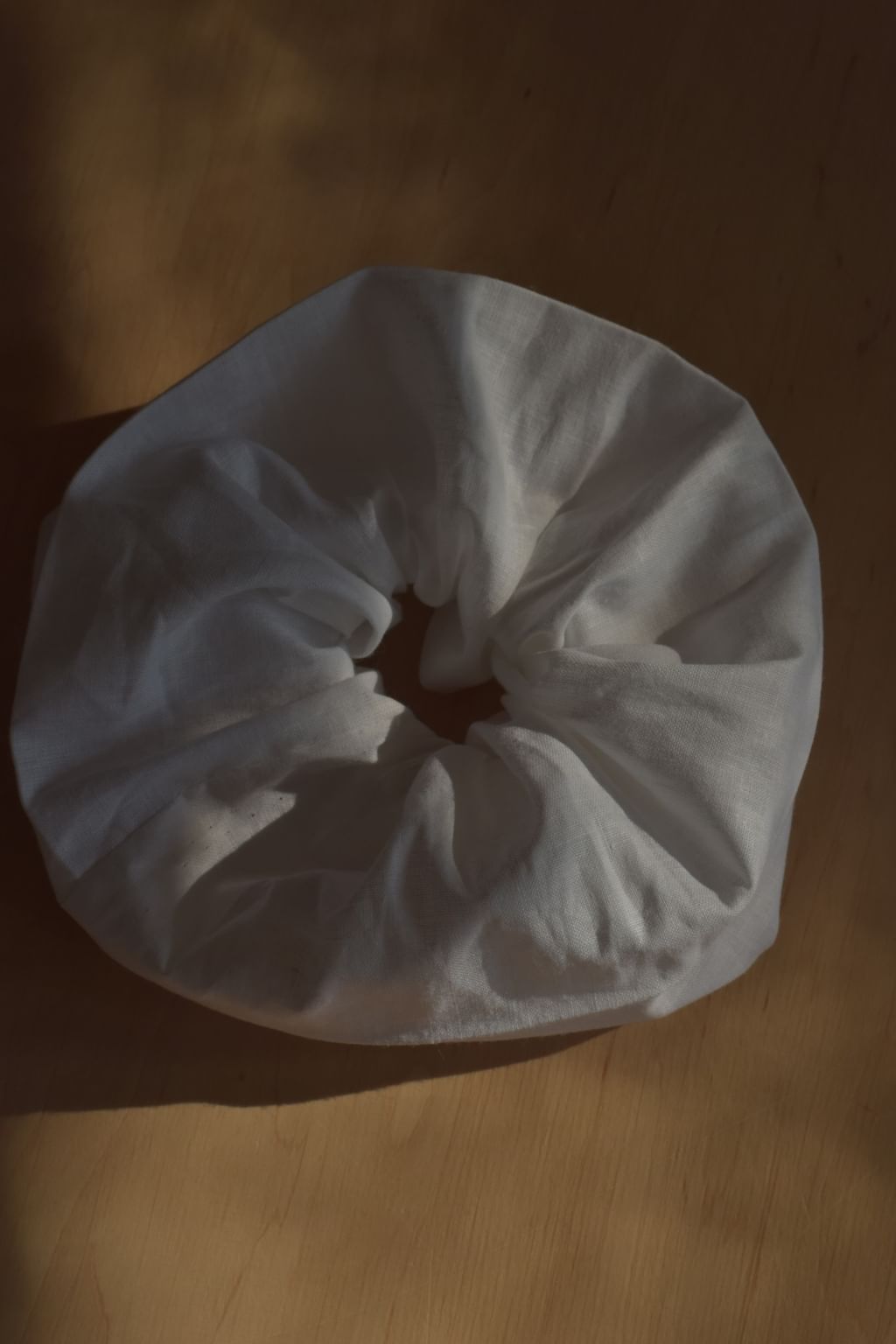 Duża scrunchie z tkaniny vintage biała.