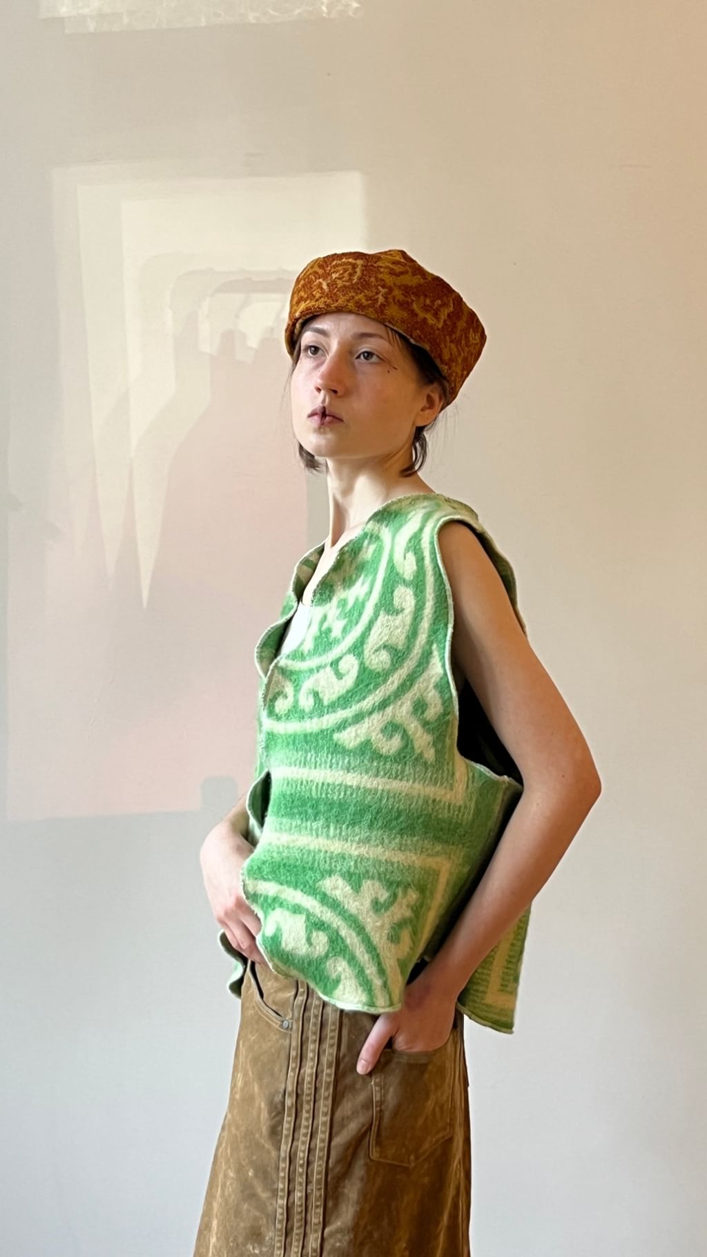 Zielona kamizelka z wełnianego koca