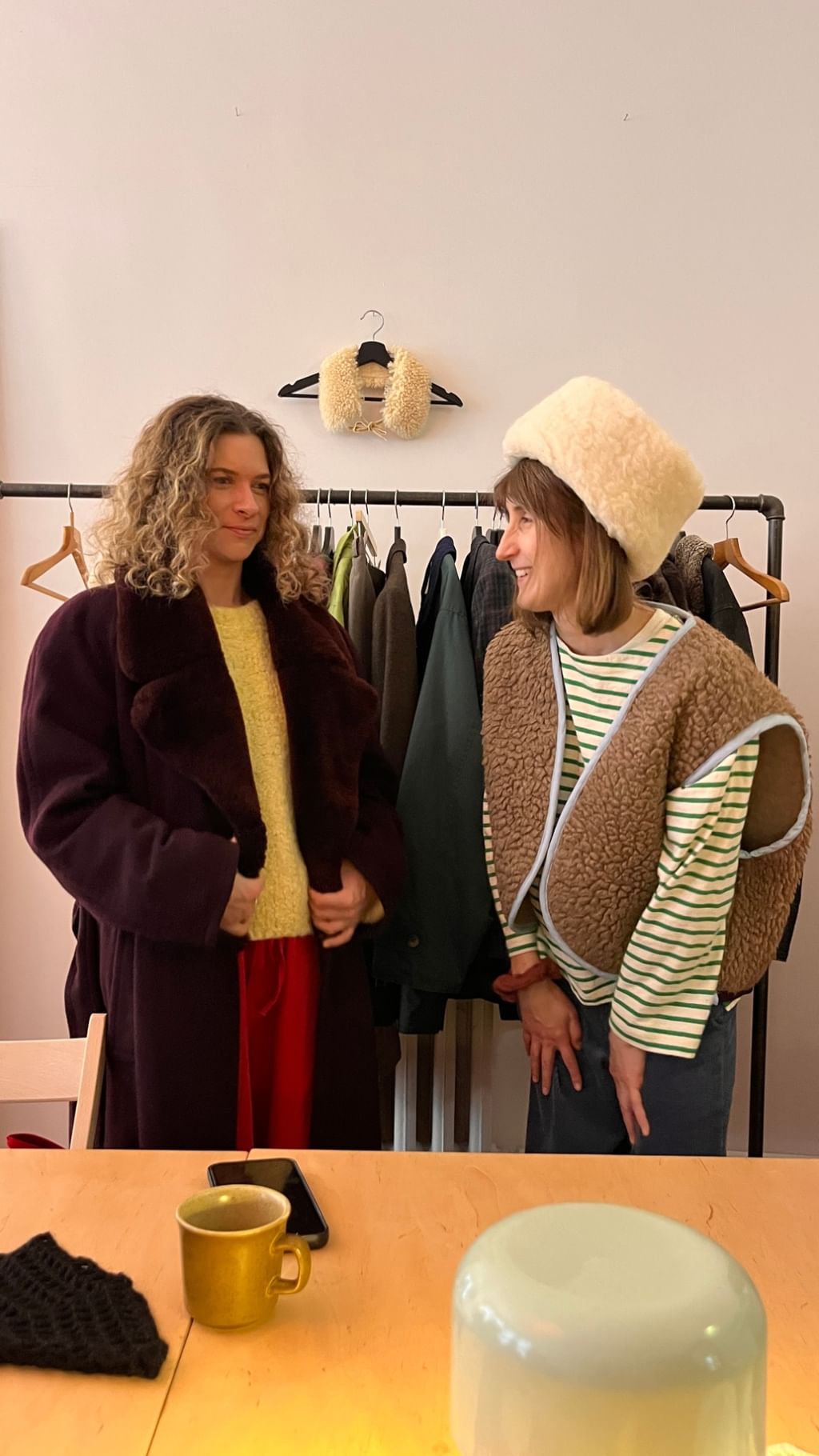 Kamizelka z wełnianego koca burgundowo błękitne lamówki 