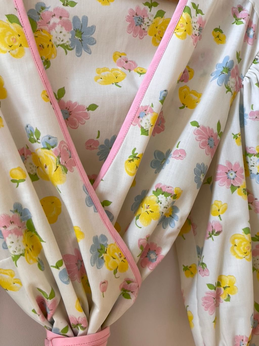 Upcycled - Bluzka z bufiastymi rękawami z tkaniny pościelowej różowa lamówka 