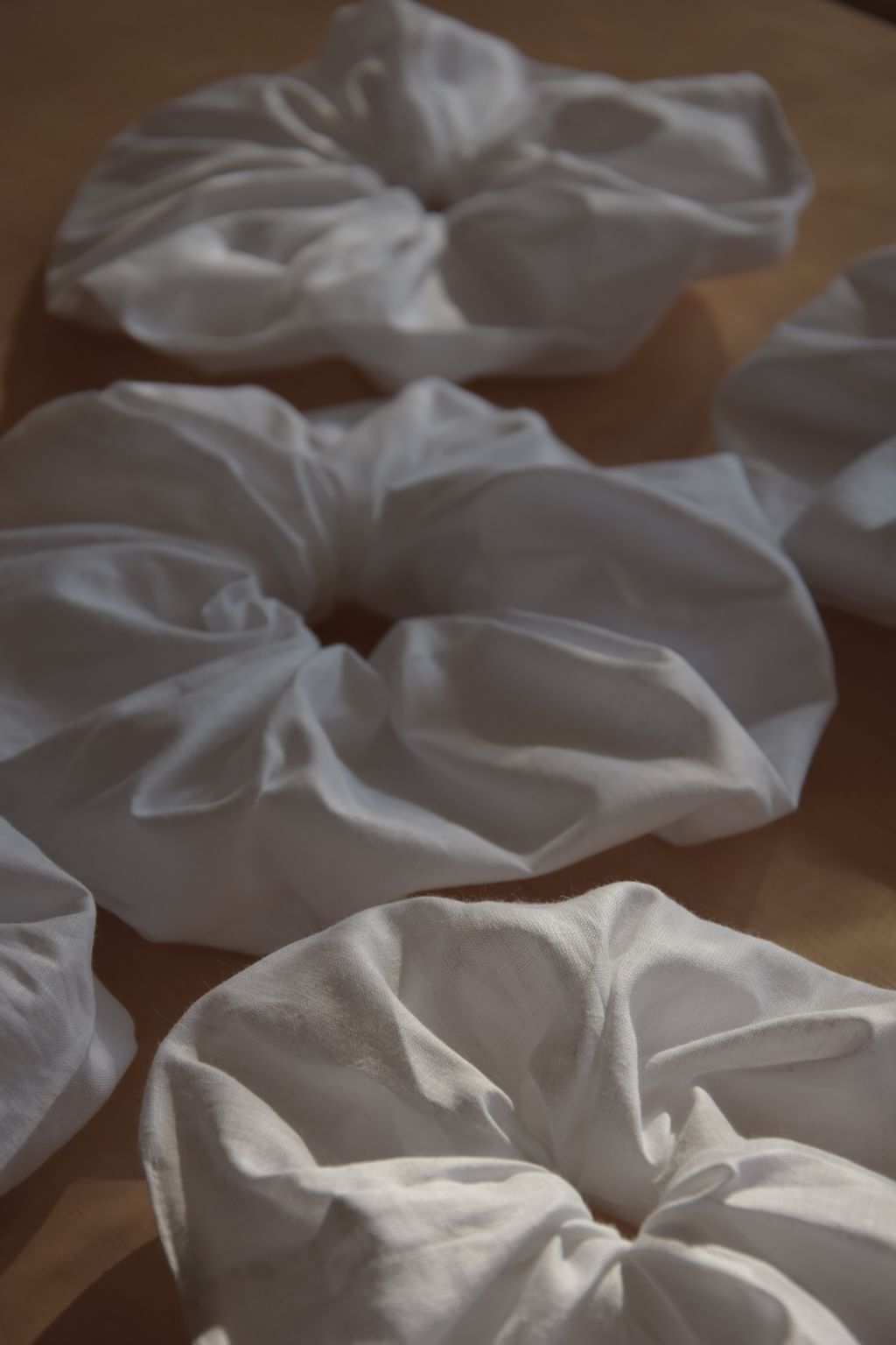 Duża scrunchie z tkaniny vintage biała.