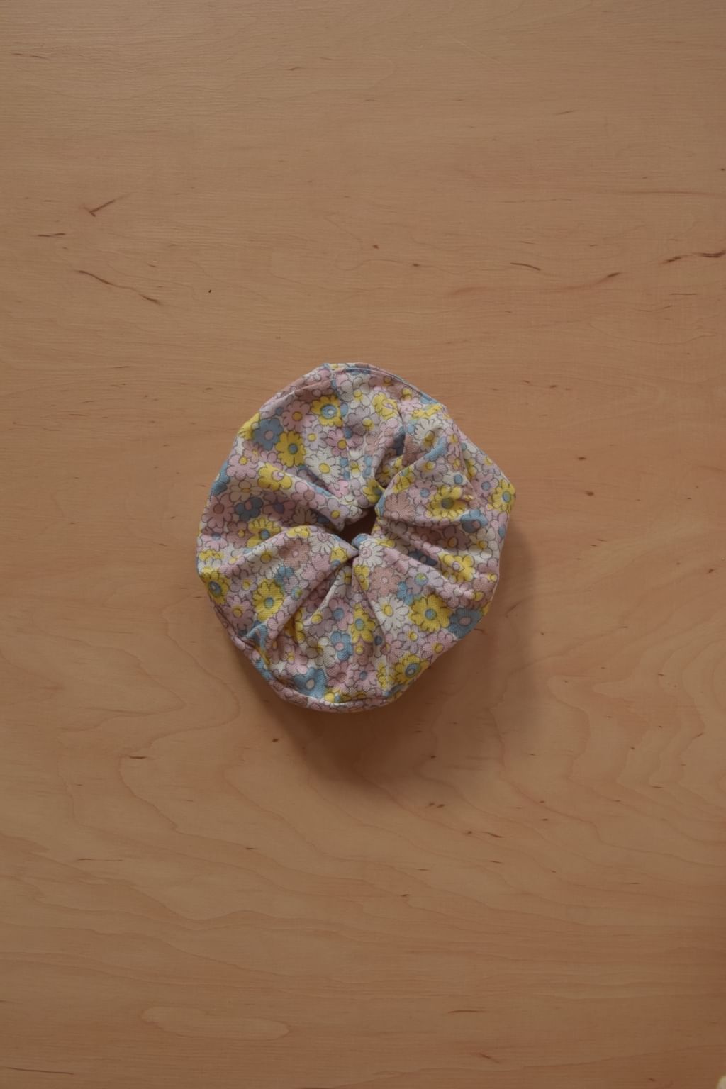 Średnia scrunchie z tkaniny lnianej vintage kwiatki