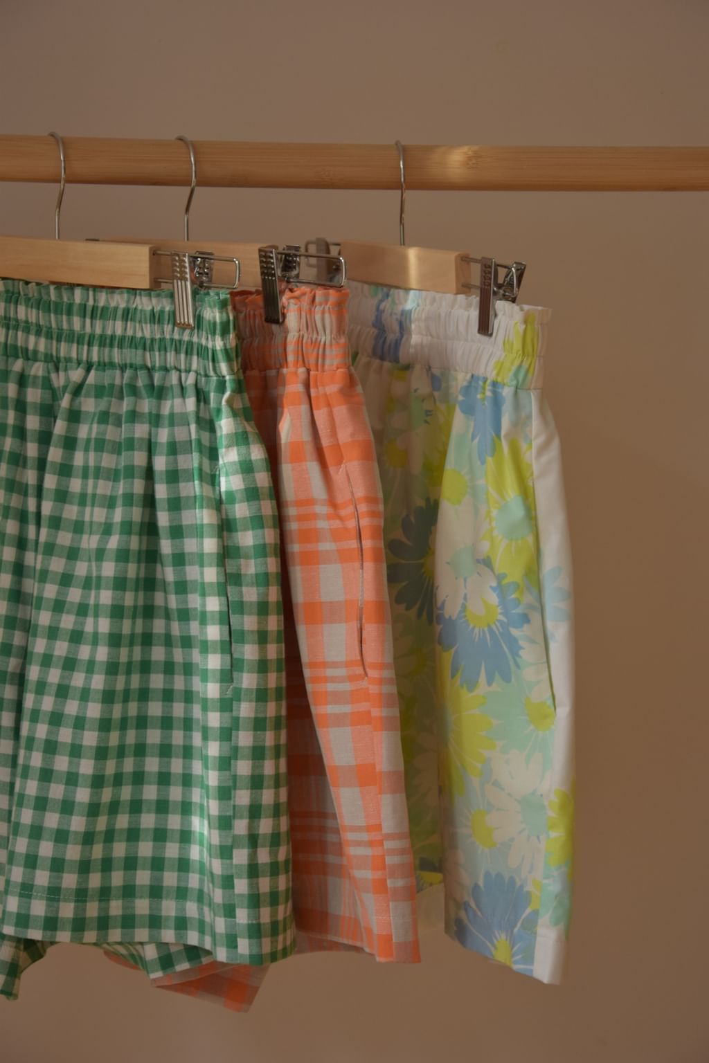 Upcycled - Krótkie spodenki z tkaniny vintage w pomarańczową kratę