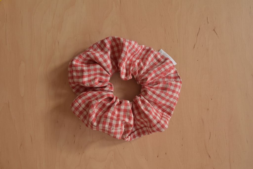 Duża scrunchie z tkaniny vintage czerwona kratka