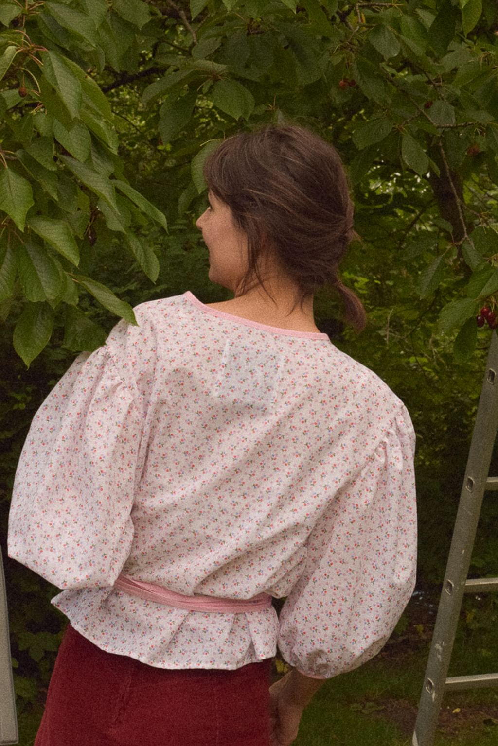 Upcycled - Bluzka z bufiastymi rękawami z vintage tkaniny