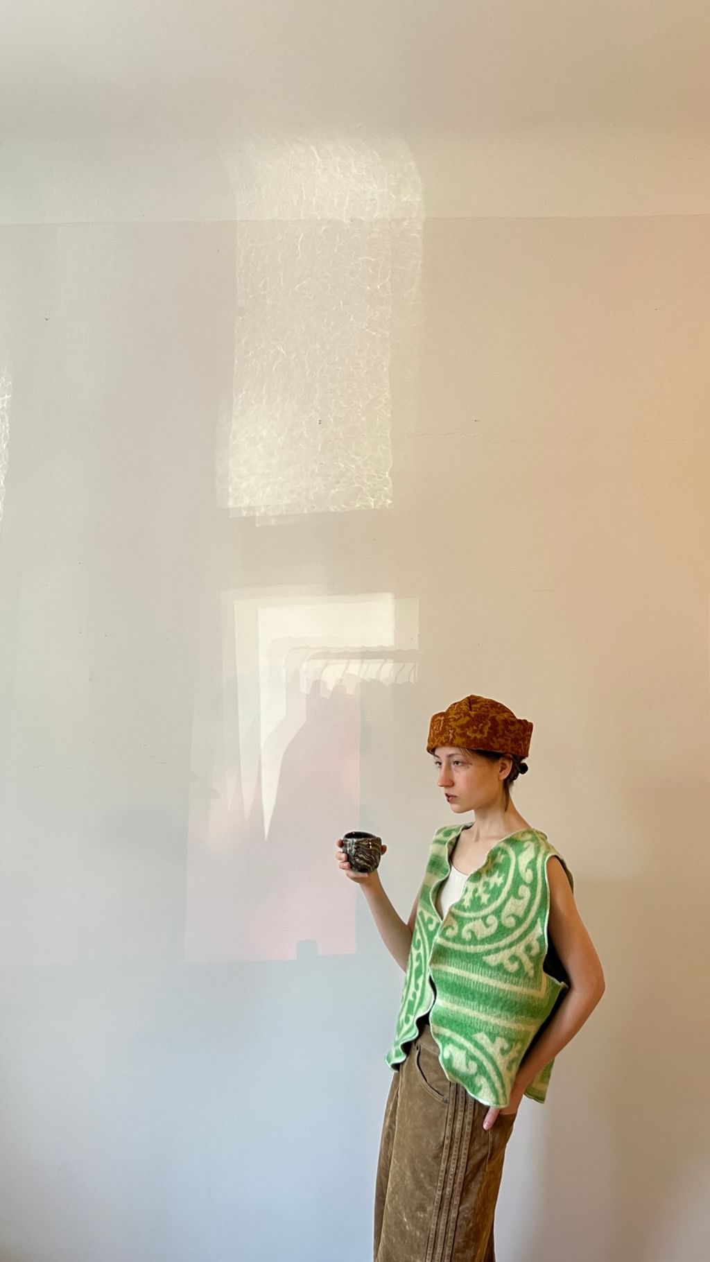 Zielona kamizelka z wełnianego koca