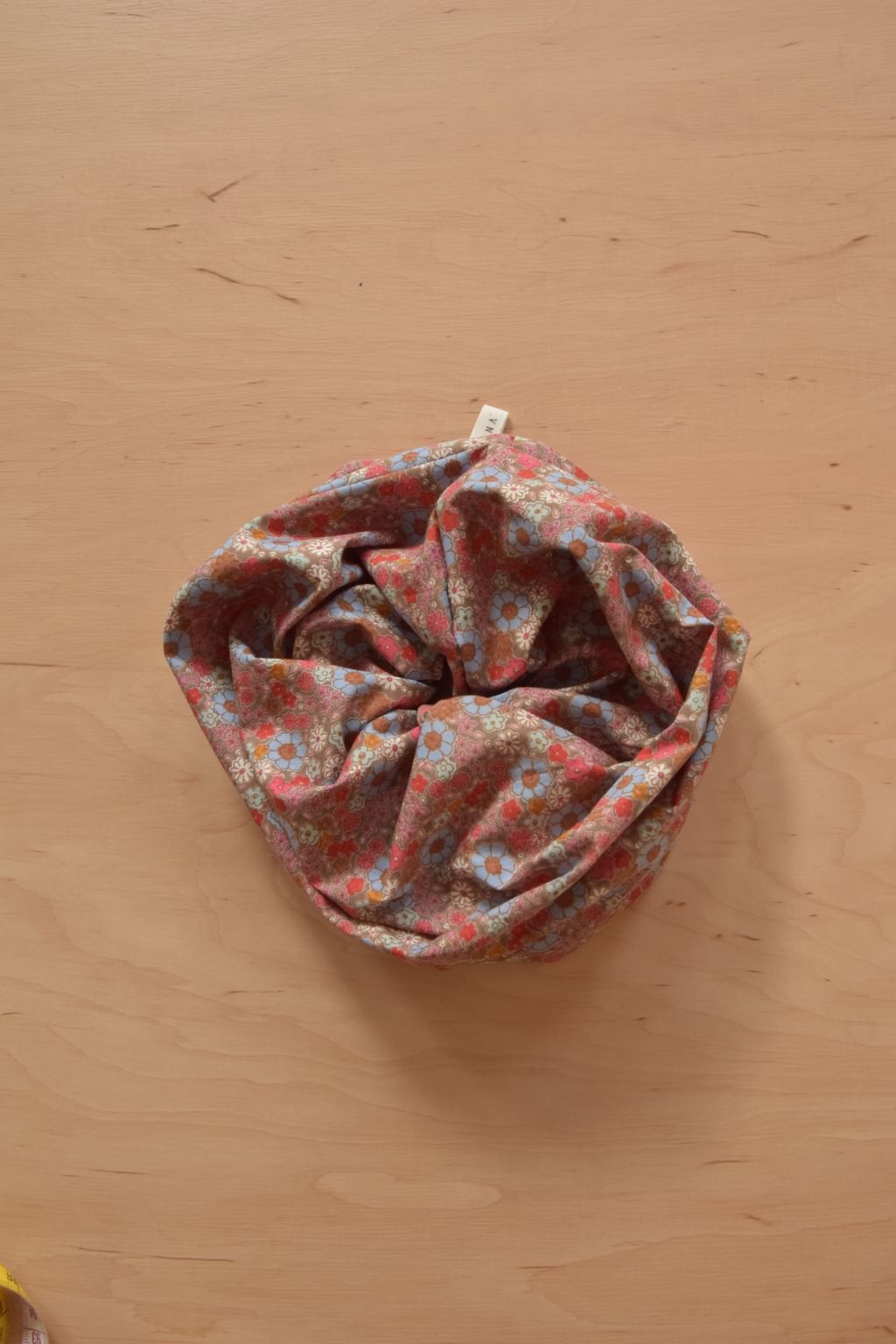 Duża scrunchie z tkaniny vintage kwiatki różowo niebieskie