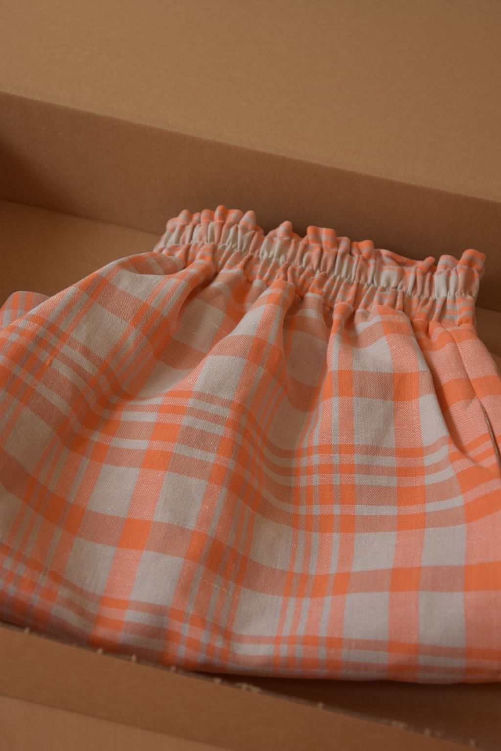 Upcycled - Krótkie spodenki z tkaniny vintage w pomarańczową kratę