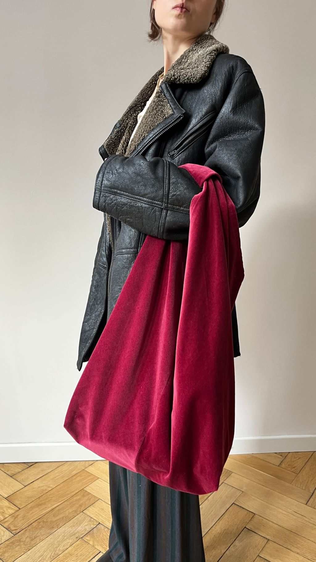 Duża torebka origami uszyta z welurowej tkaniny