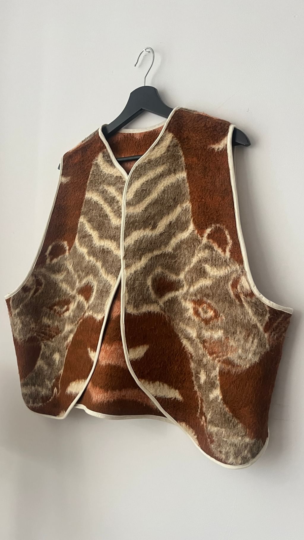 Upcycled - Kamizelka z bawełnianego kocyka w koty 