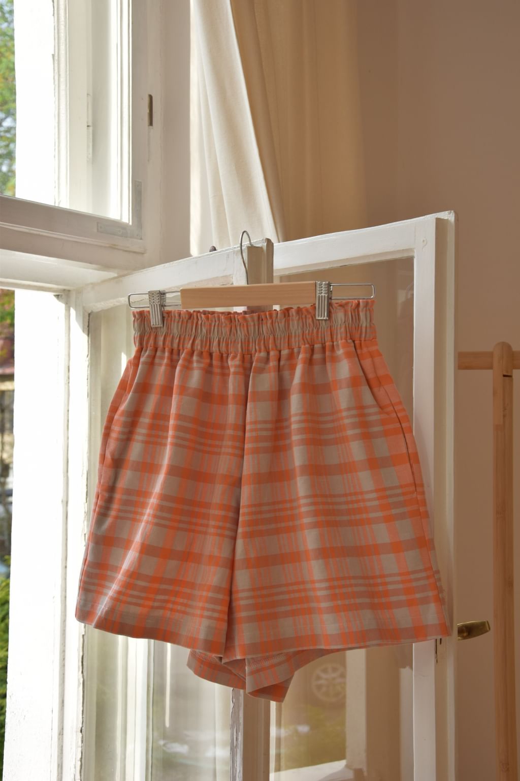 Upcycled - Krótkie spodenki z tkaniny vintage w pomarańczową kratę