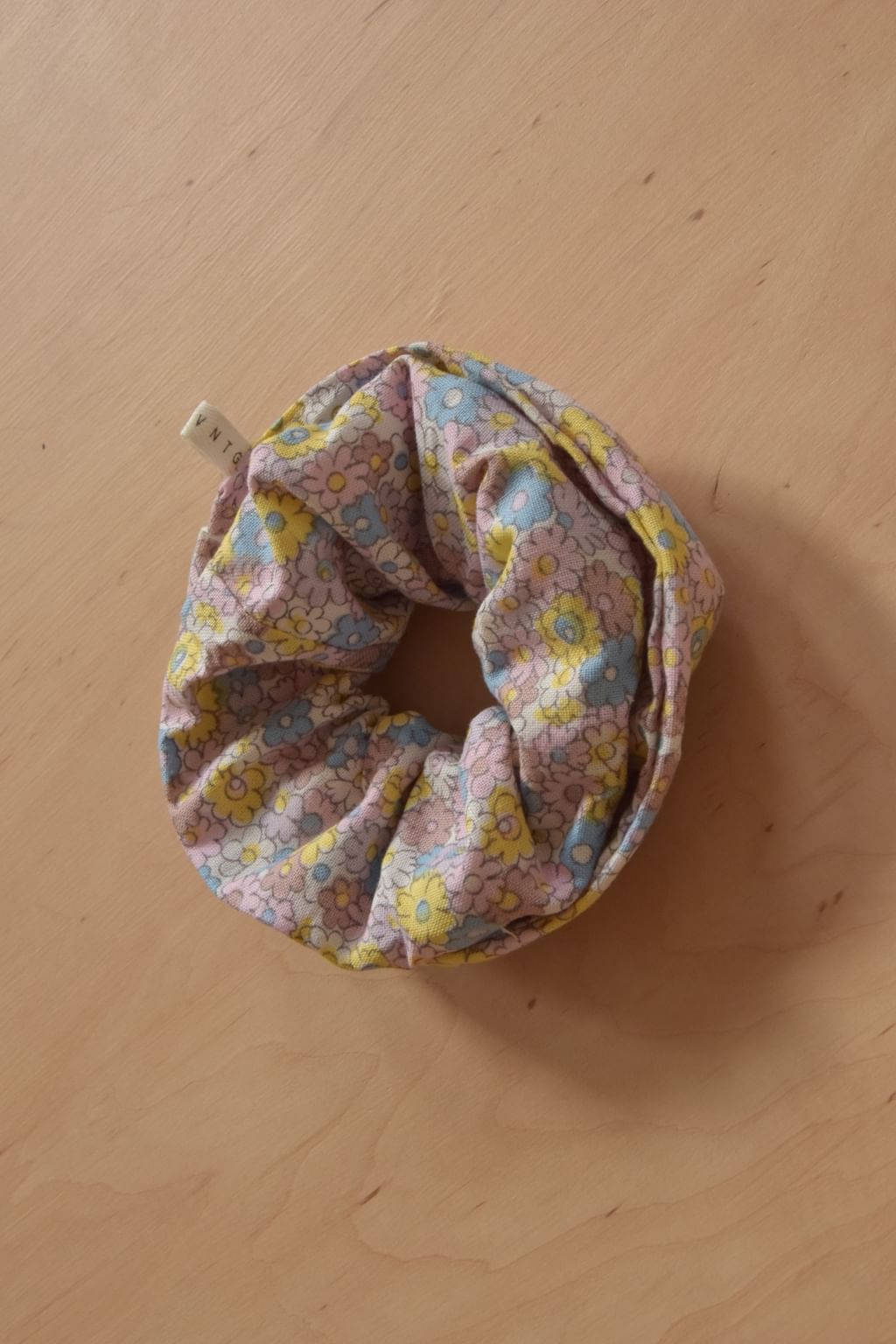 Średnia scrunchie z tkaniny lnianej vintage kwiatki