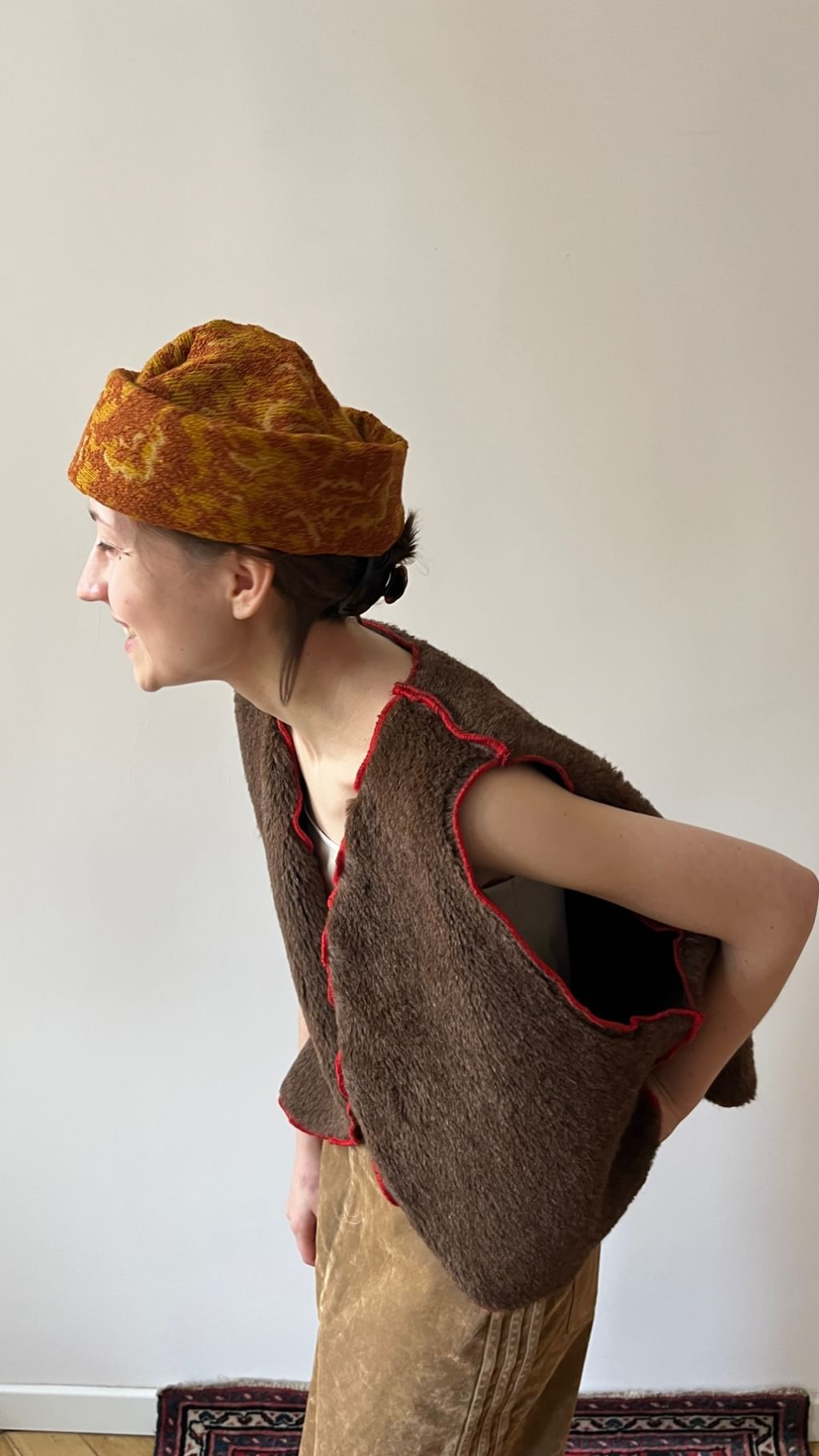 Kamizelka z welny lamy i alpaki z czerwoną kontrastową lamówką