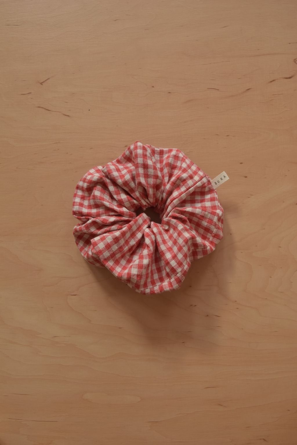 Średnia scrunchie z tkaniny vintage czerwona kratka (2)