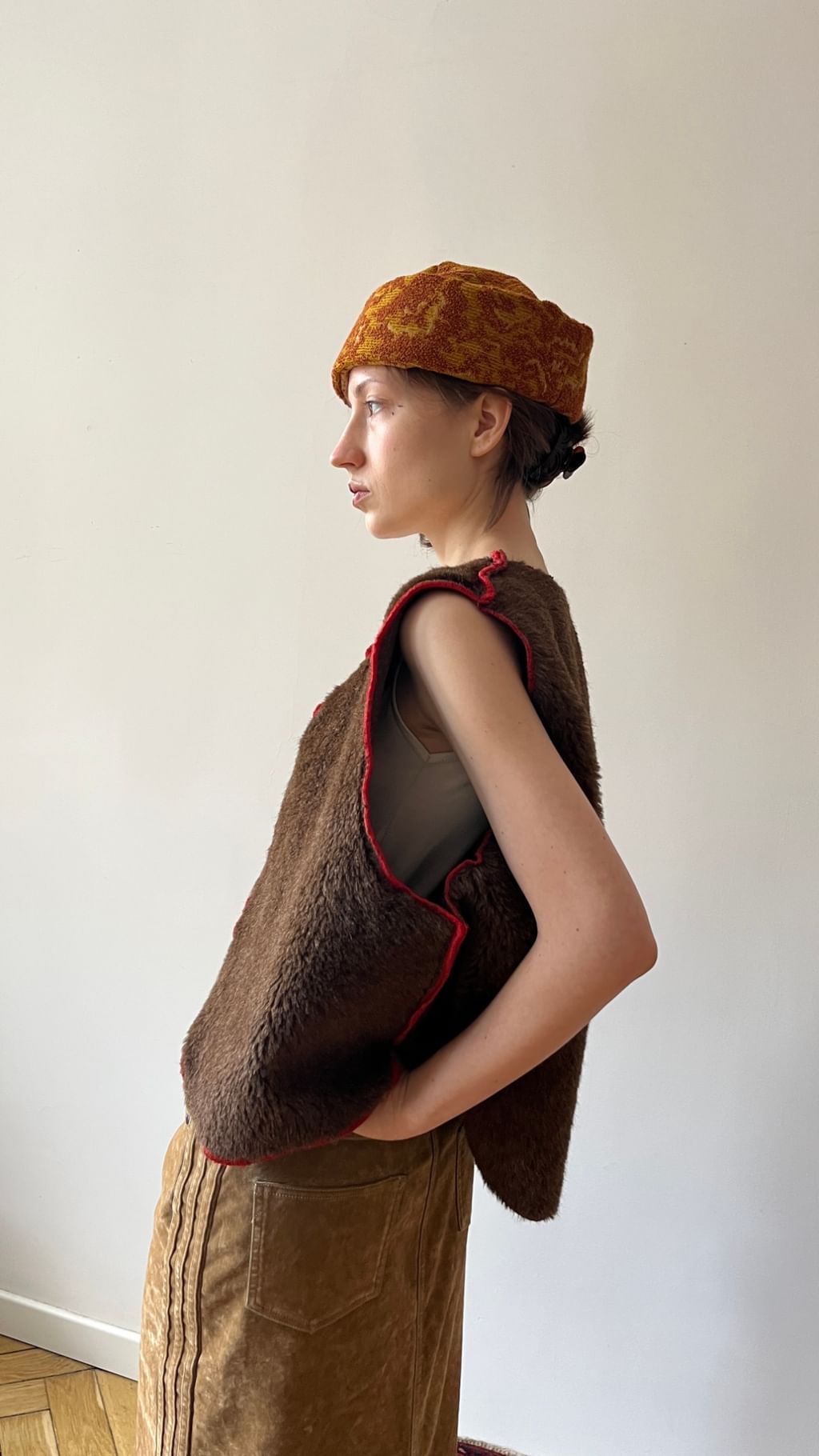 Kamizelka z welny lamy i alpaki z czerwoną kontrastową lamówką