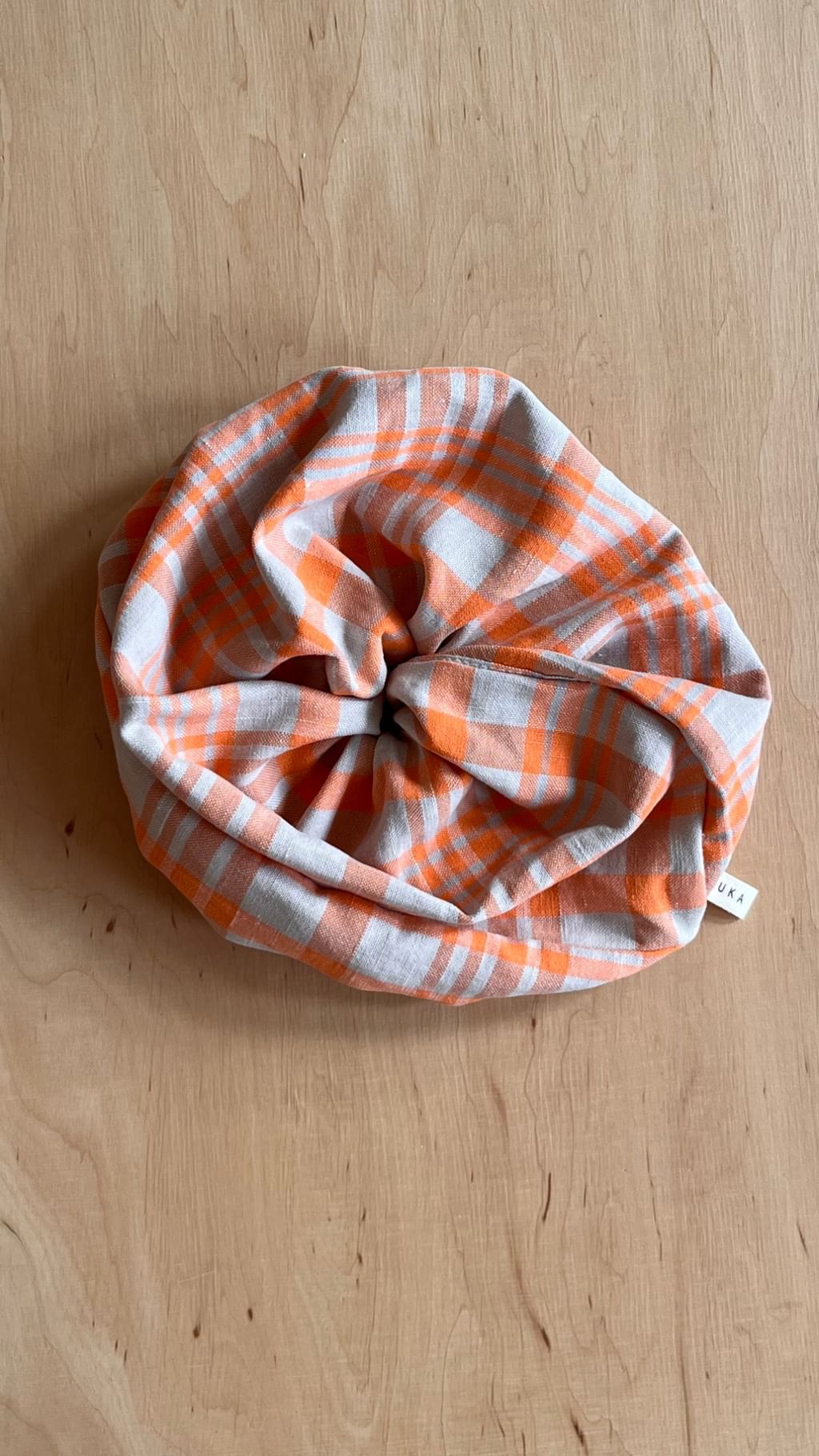 Duża scrunchie z tkaniny vintage pomarańczowa krata