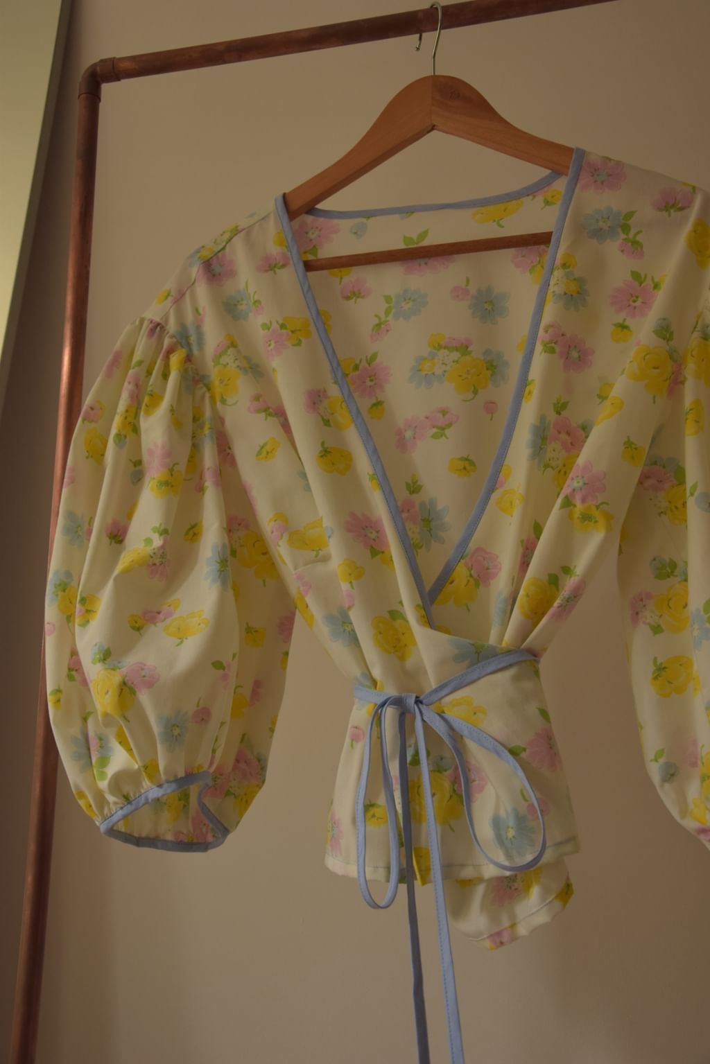 Upcycled - Bluzka z bufiastymi rękawami z tkaniny pościelowej niebieska lamówka