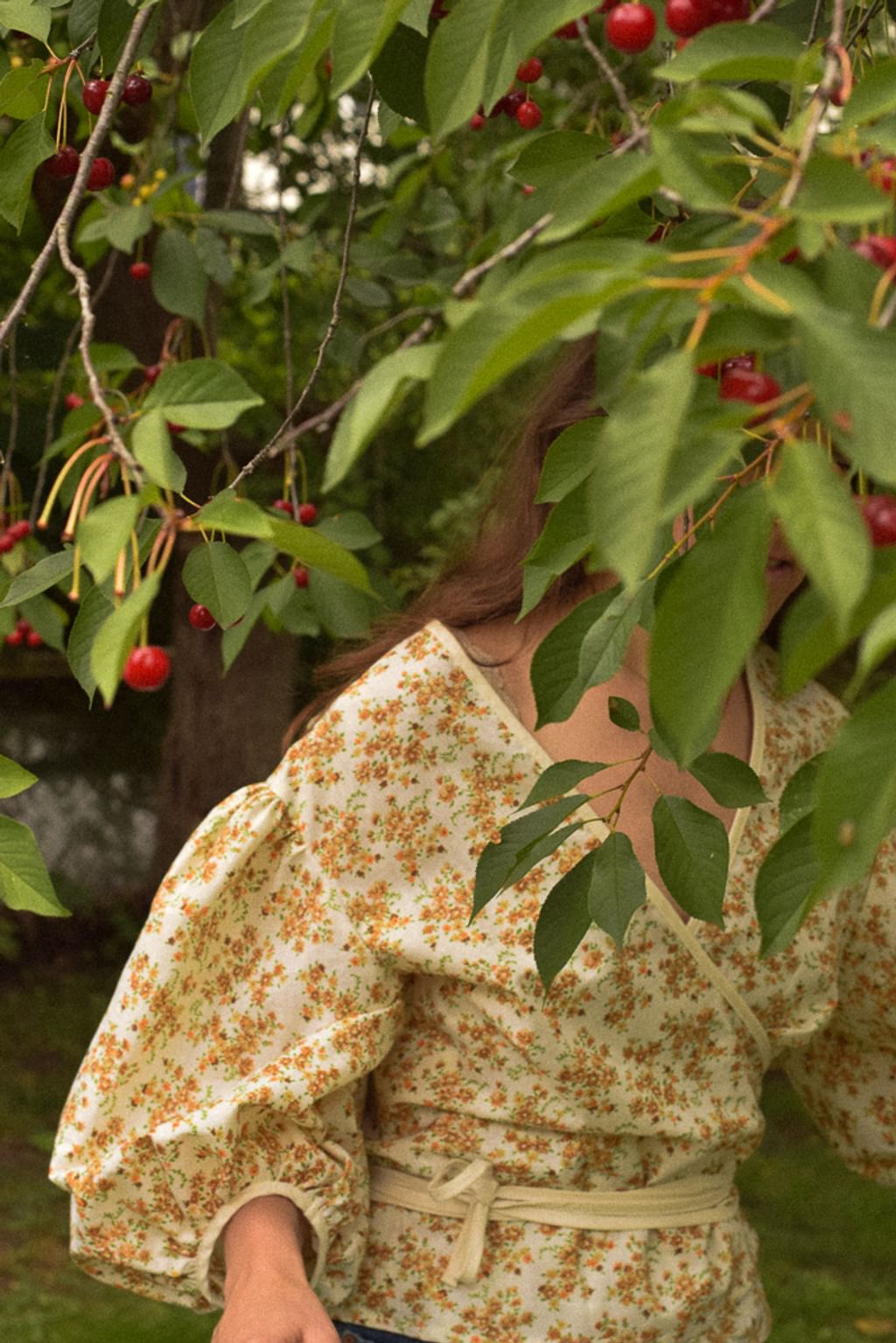 Upcycled - Bluzka z bufiastymi rękawami z tkaniny pościelowej różowa lamówka