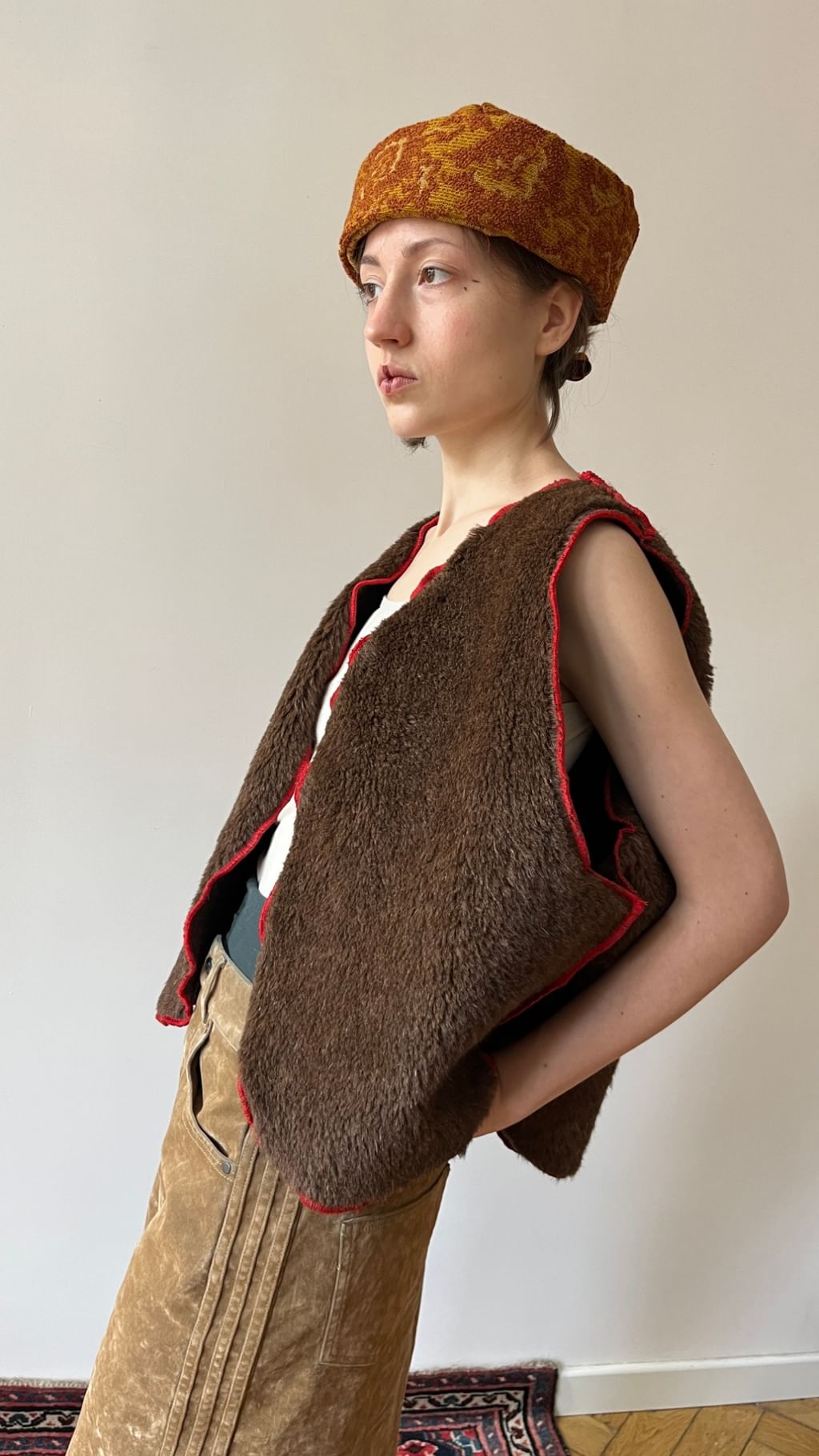 Kamizelka z welny lamy i alpaki z czerwoną kontrastową lamówką