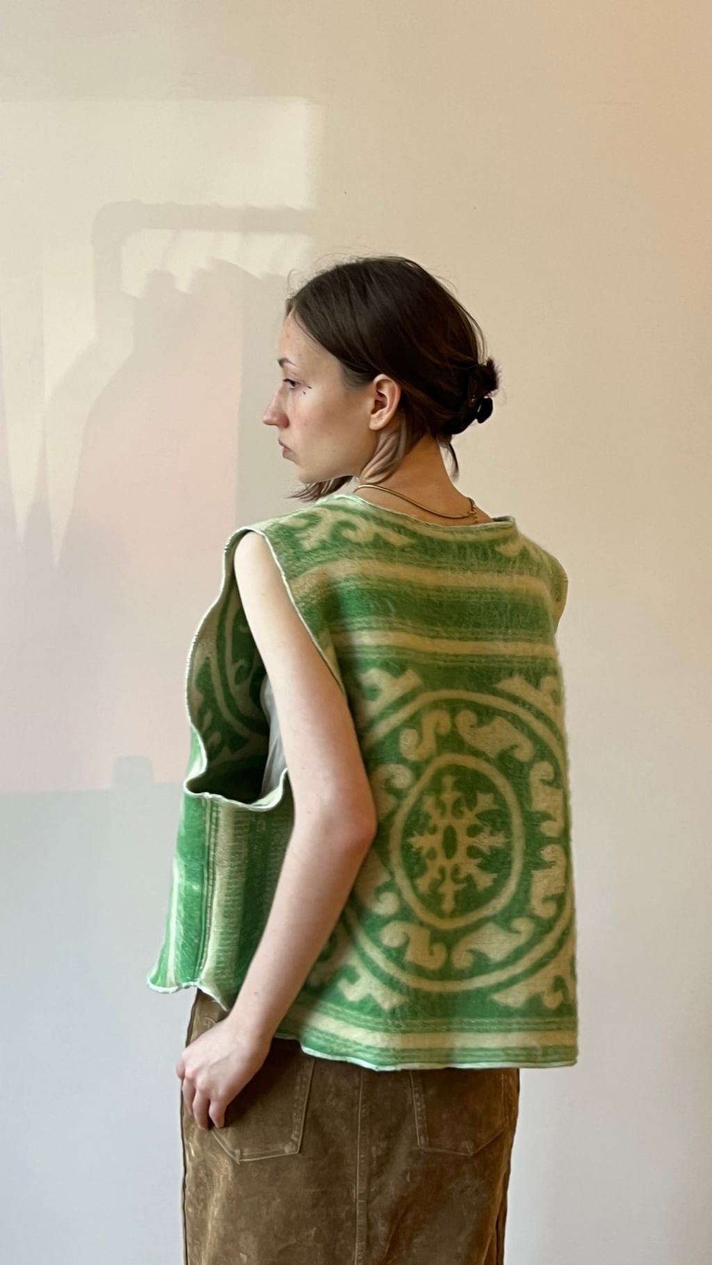 Zielona kamizelka z wełnianego koca