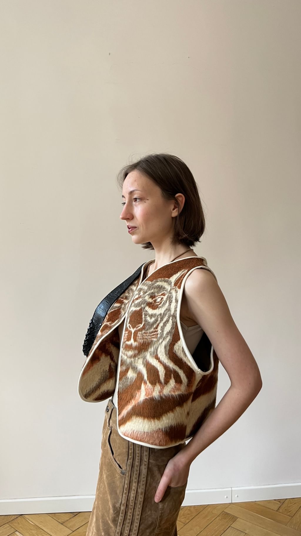 Krótka kamizelka z kotami z bawełnianego koca vintage