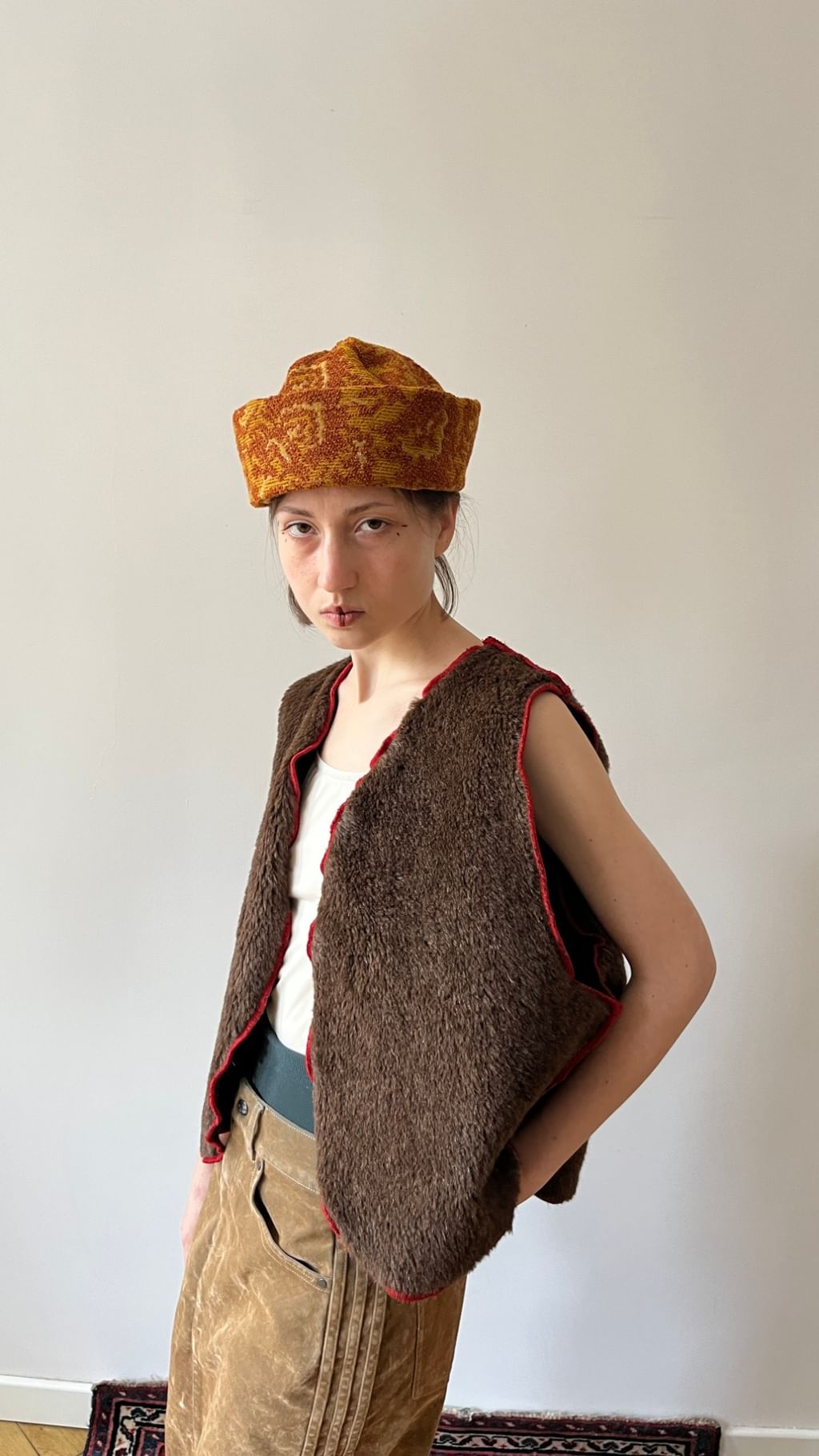 Kamizelka z welny lamy i alpaki z czerwoną kontrastową lamówką