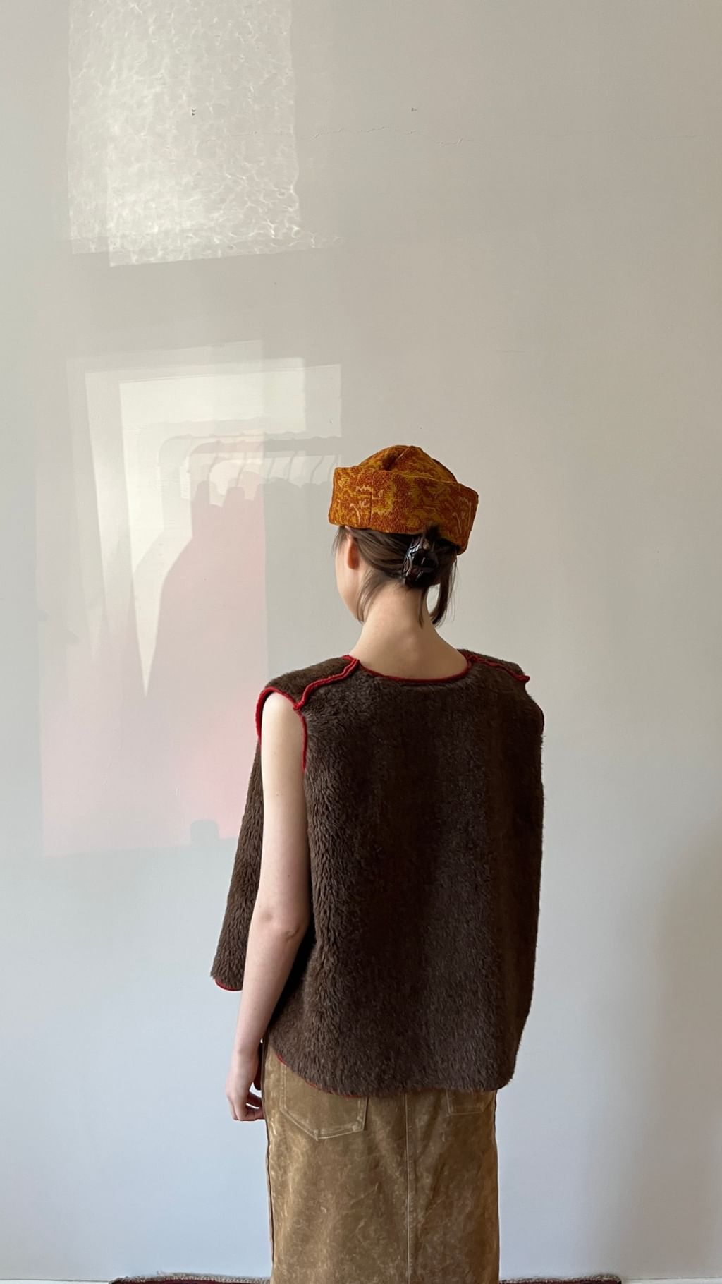 Kamizelka z welny lamy i alpaki z czerwoną kontrastową lamówką