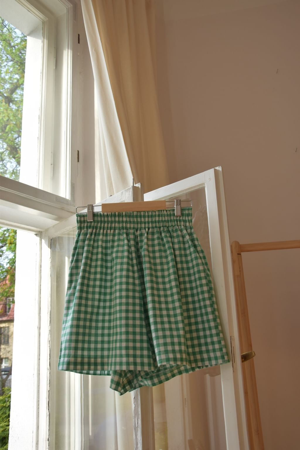 Upcycled - Krótkie spodenki z tkaniny vintage - zielona kratka gingam