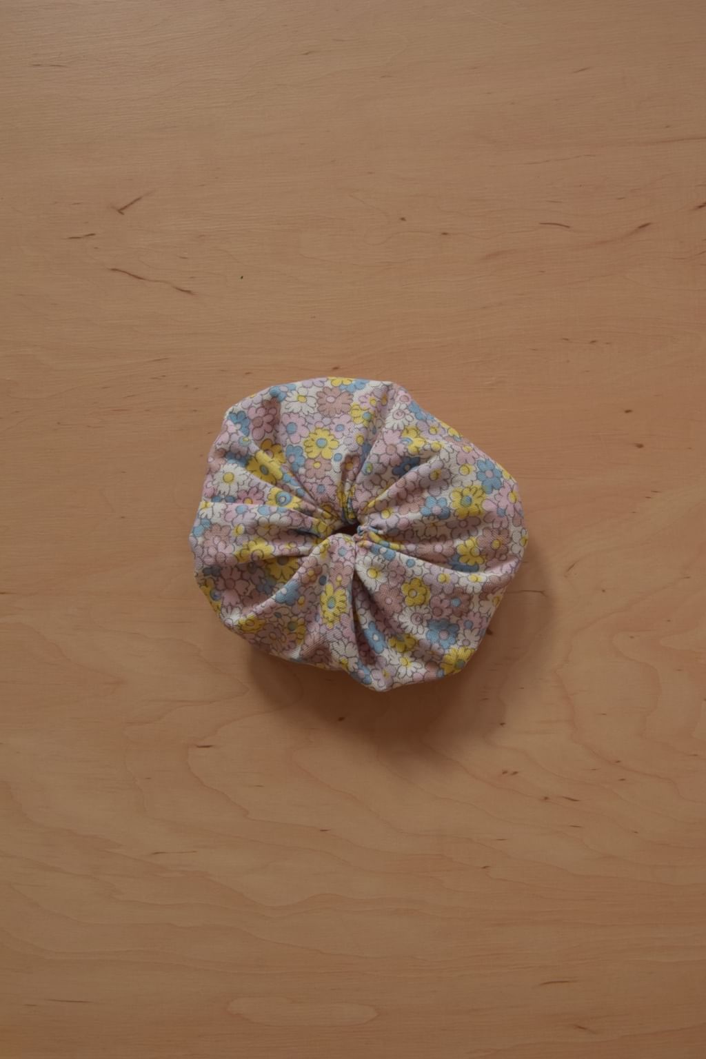 Średnia scrunchie z tkaniny lnianej vintage kwiatki