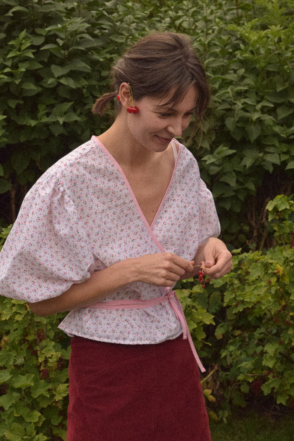 Upcycled - Bluzka z bufiastymi rękawami z tkaniny pościelowej różowa lamówka 