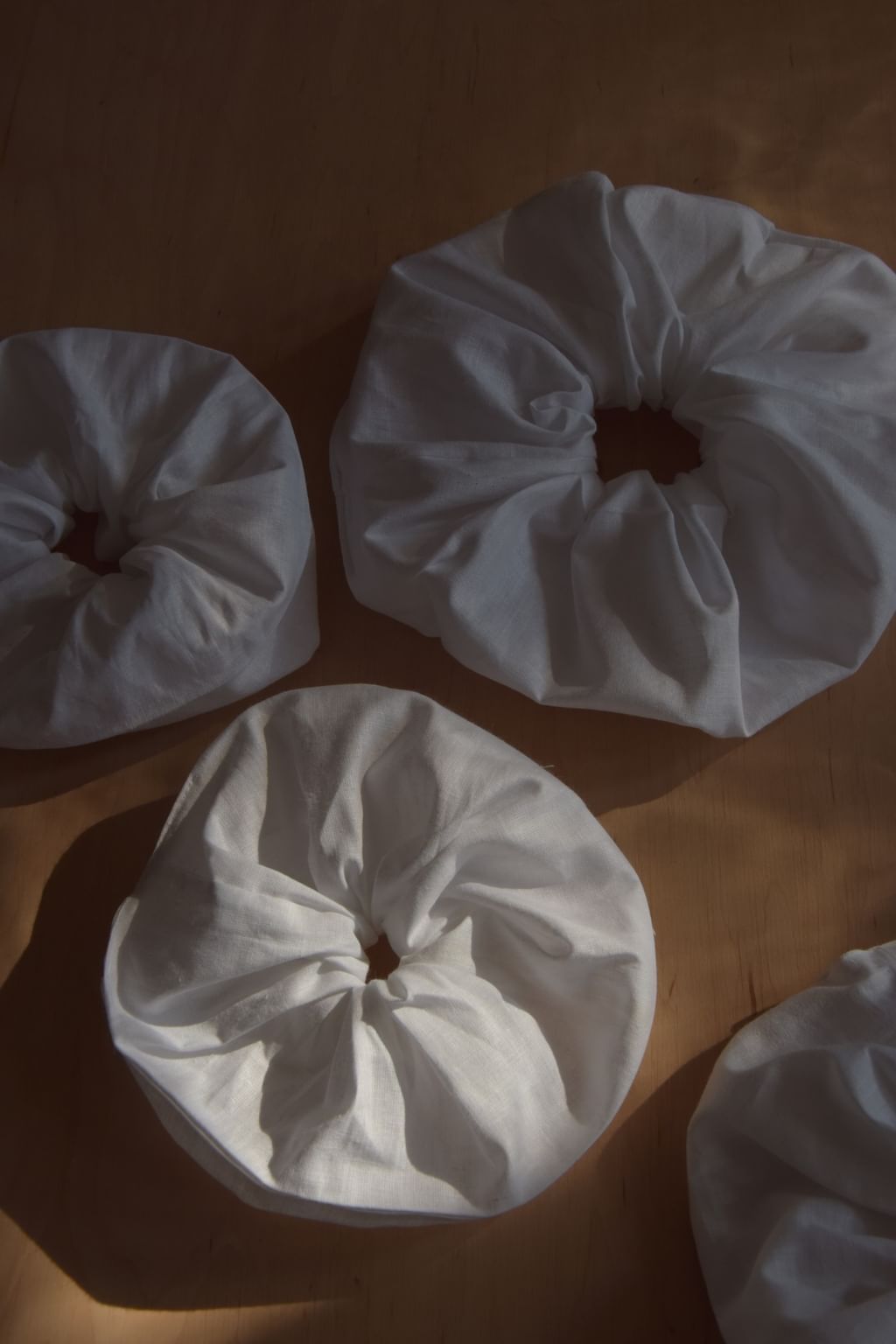 Duża scrunchie z tkaniny vintage biała.