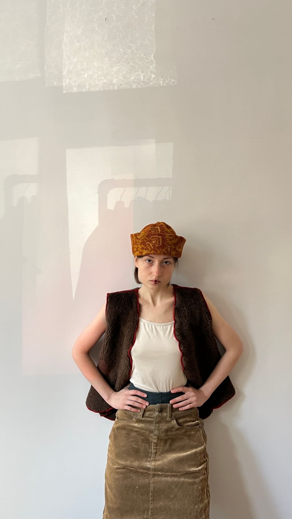 Kamizelka z welny lamy i alpaki z czerwoną kontrastową lamówką