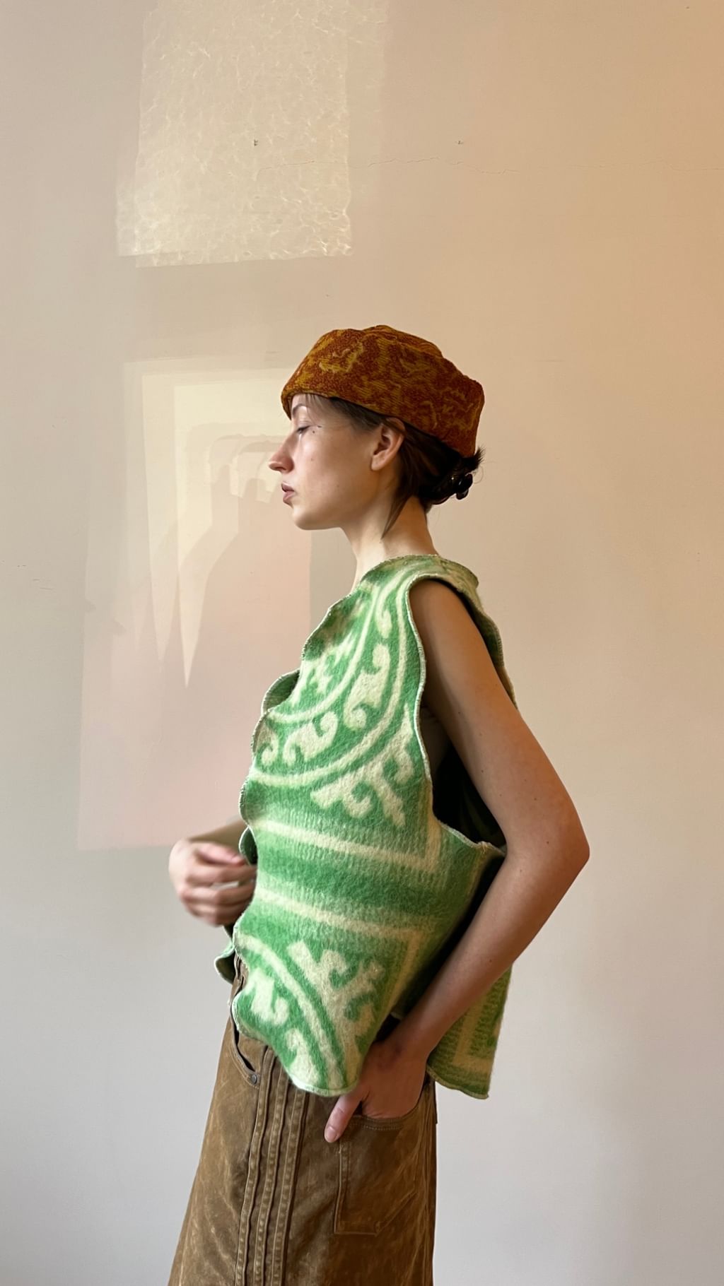 Zielona kamizelka z wełnianego koca