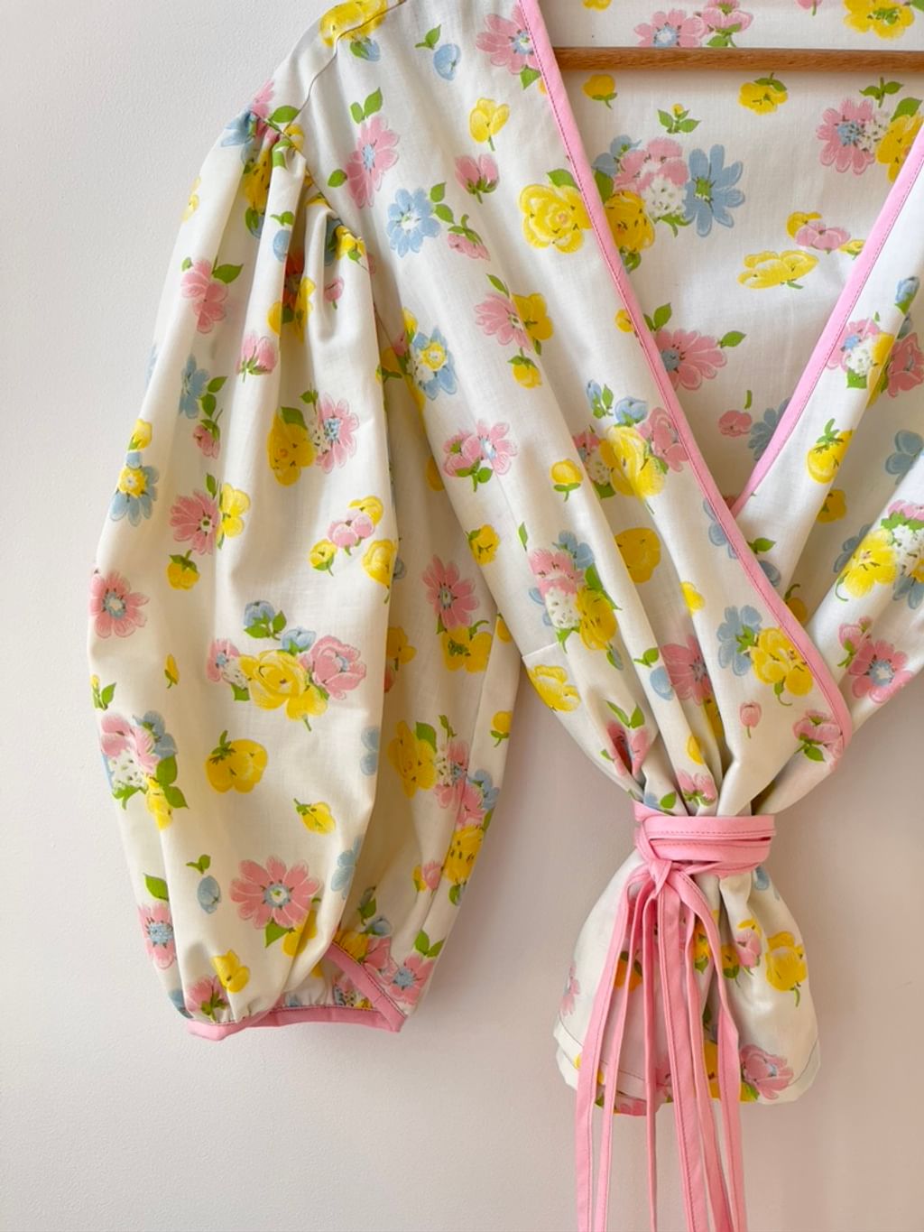Upcycled - Bluzka z bufiastymi rękawami z tkaniny pościelowej różowa lamówka 