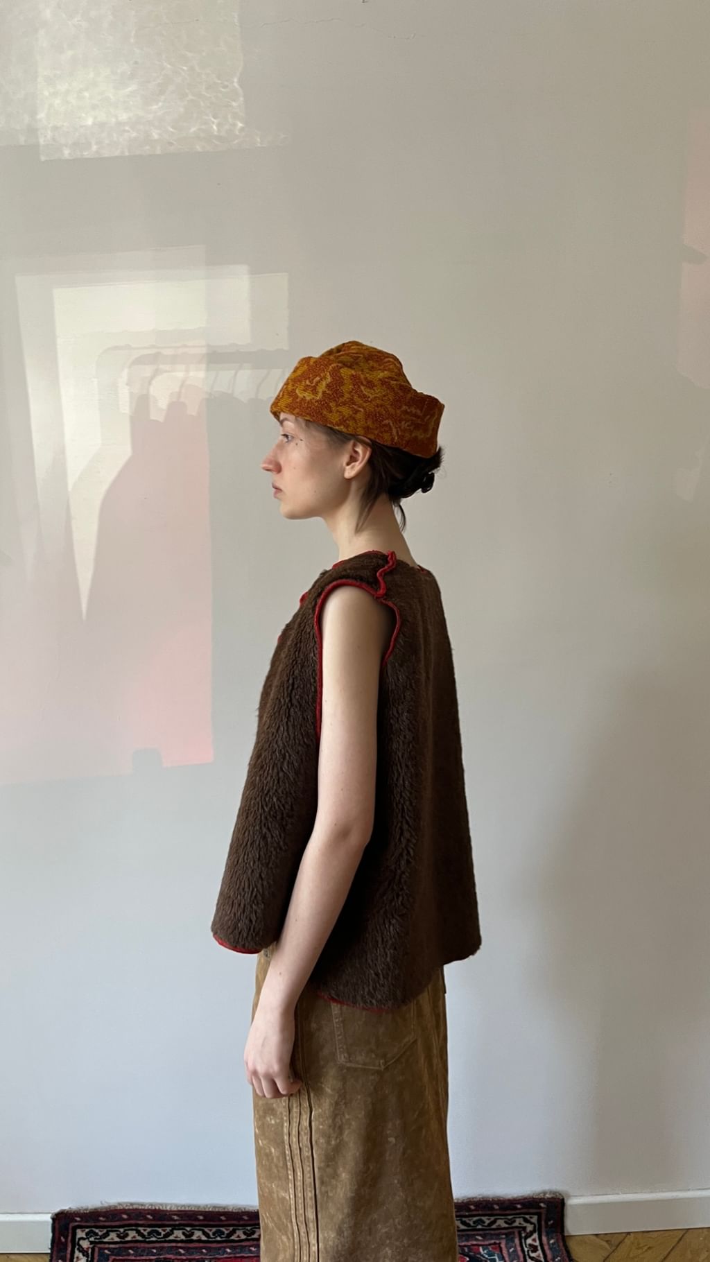 Kamizelka z welny lamy i alpaki z czerwoną kontrastową lamówką