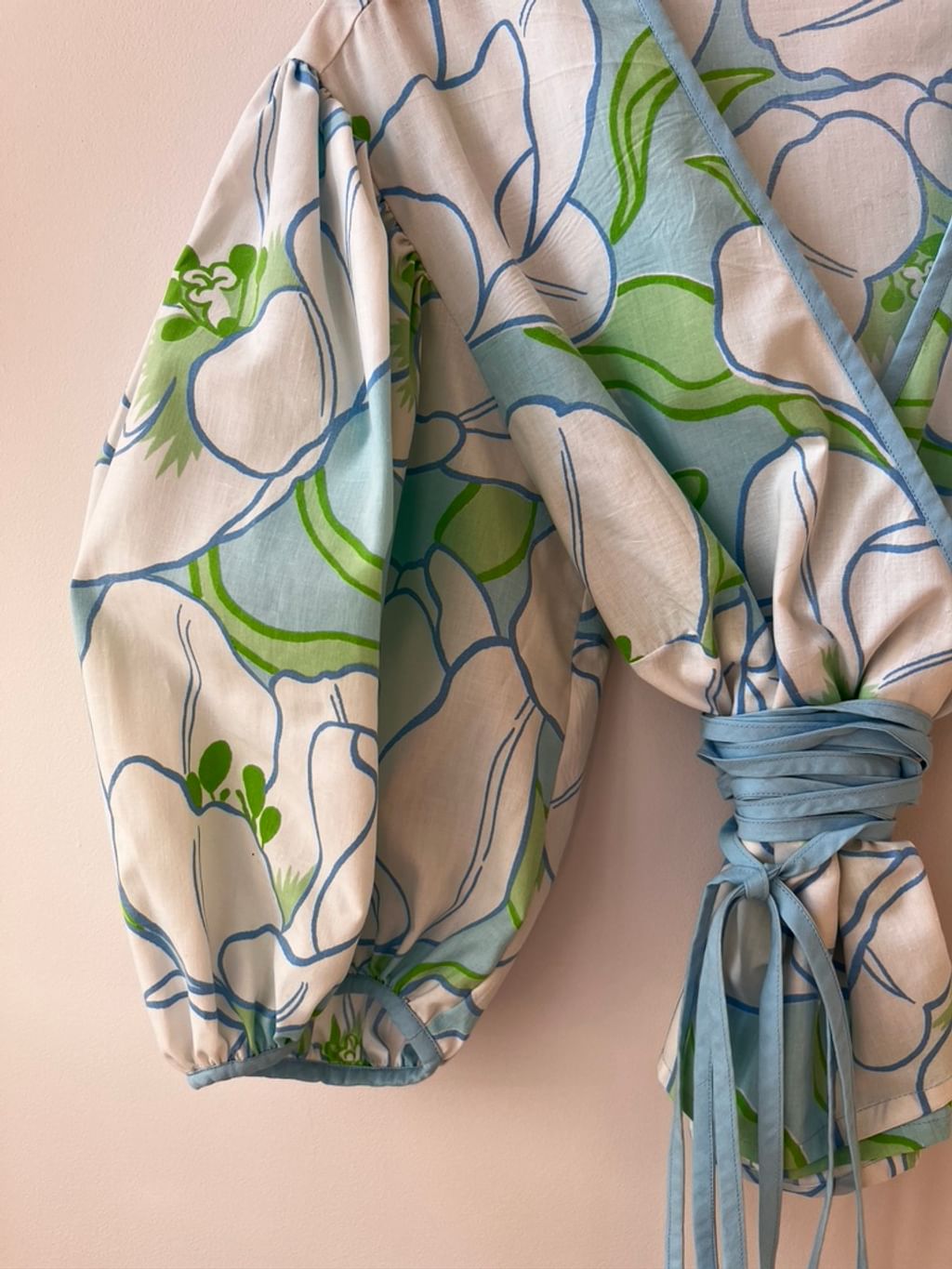 Upcycled - Bluzka z bufiastymi rękawami z vintage tkaniny