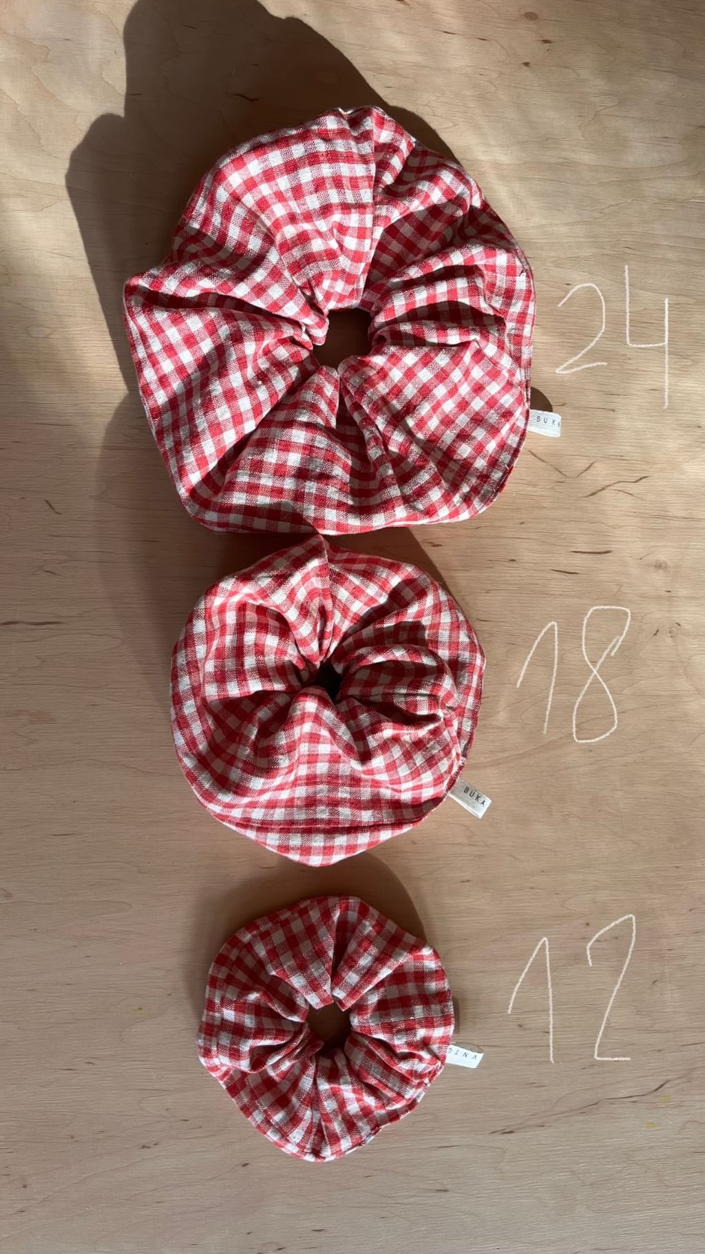 Duża scrunchie z tkaniny vintage czerwona kratka