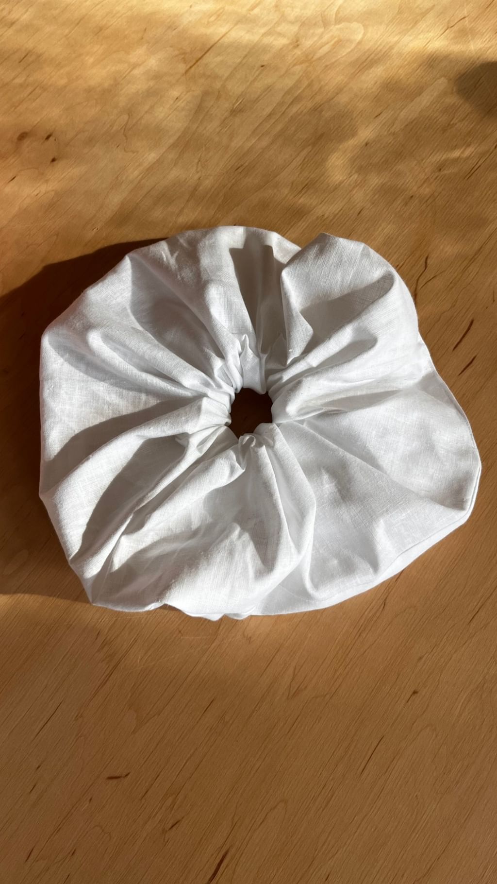 Duża scrunchie z tkaniny vintage biała.