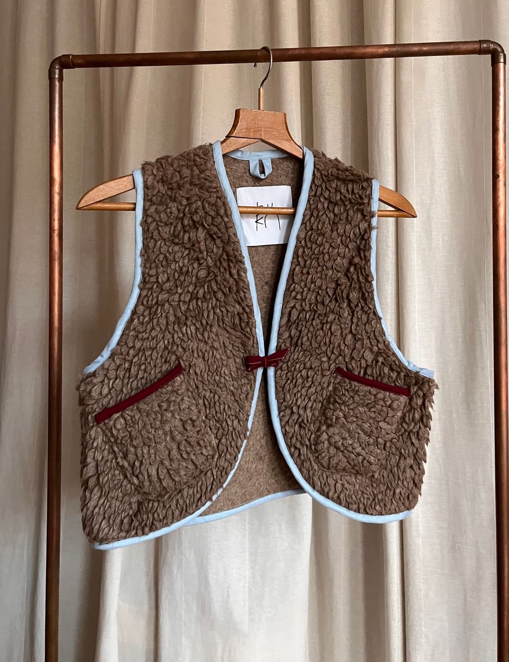 Kamizelka z wełnianego koca burgundowo błękitne lamówki 