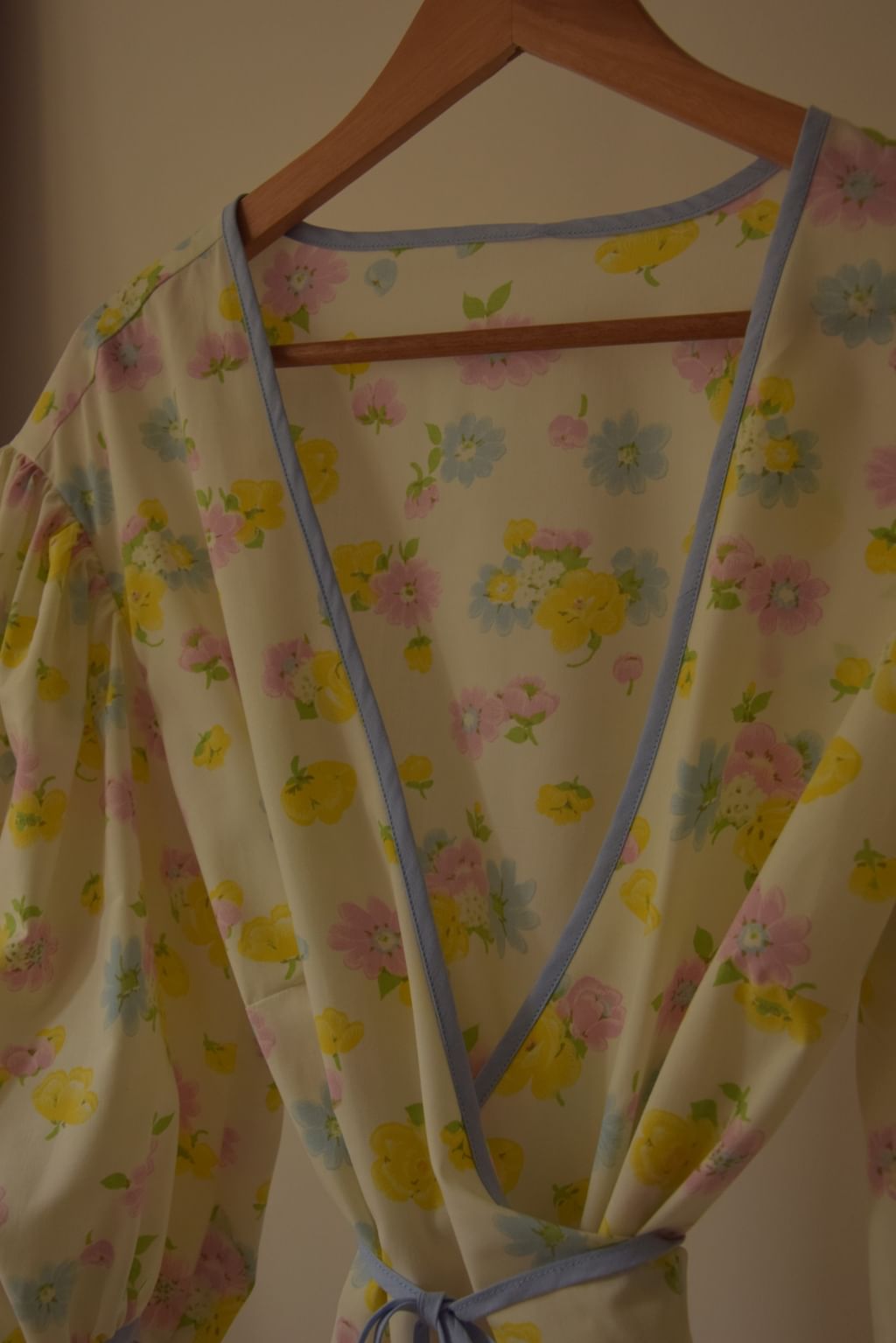 Upcycled - Bluzka z bufiastymi rękawami z tkaniny pościelowej niebieska lamówka